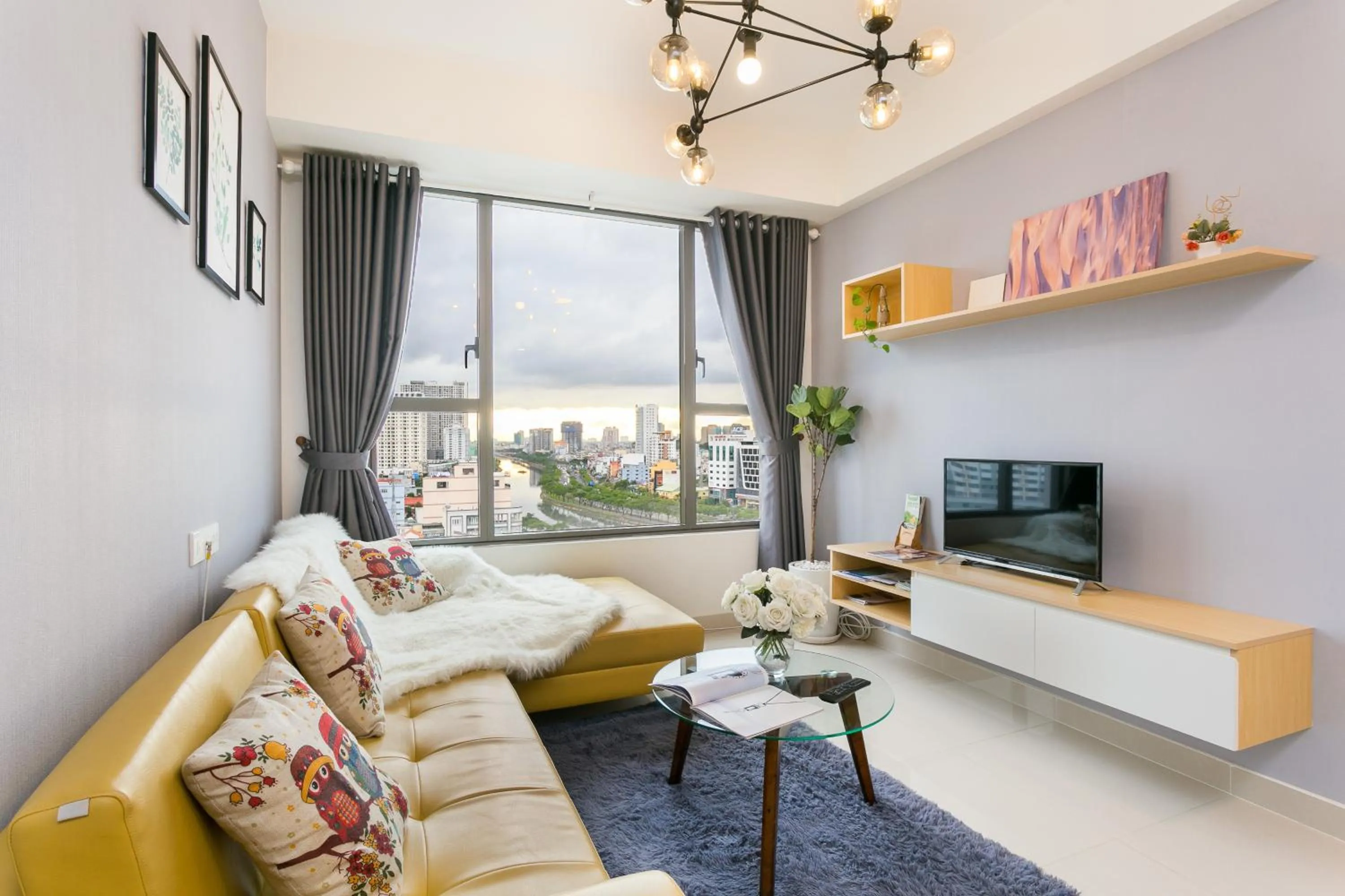 Communal lounge/ TV room in Infinity Pool Signature - Saigon Rivergate