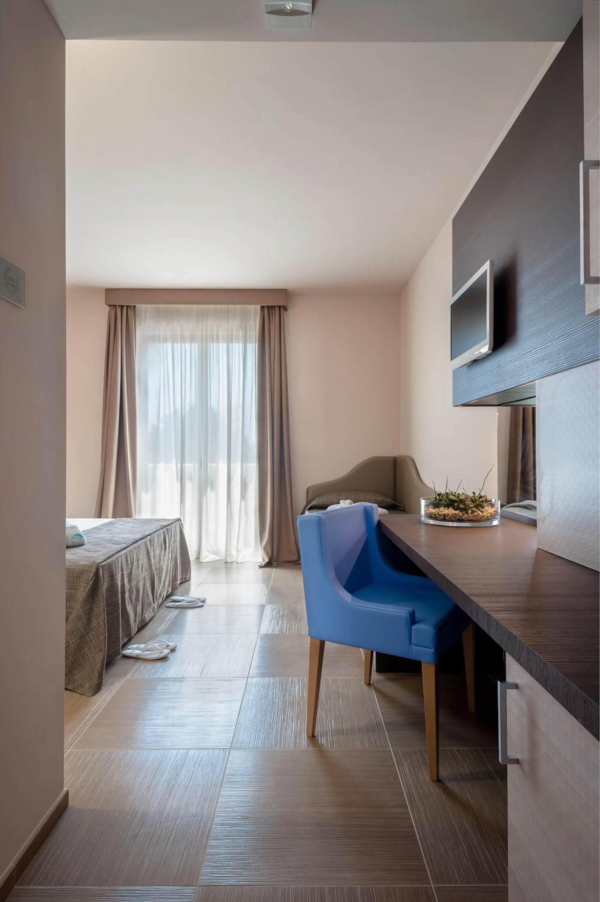 Seating area, Bed in Le Dune Suite Hotel