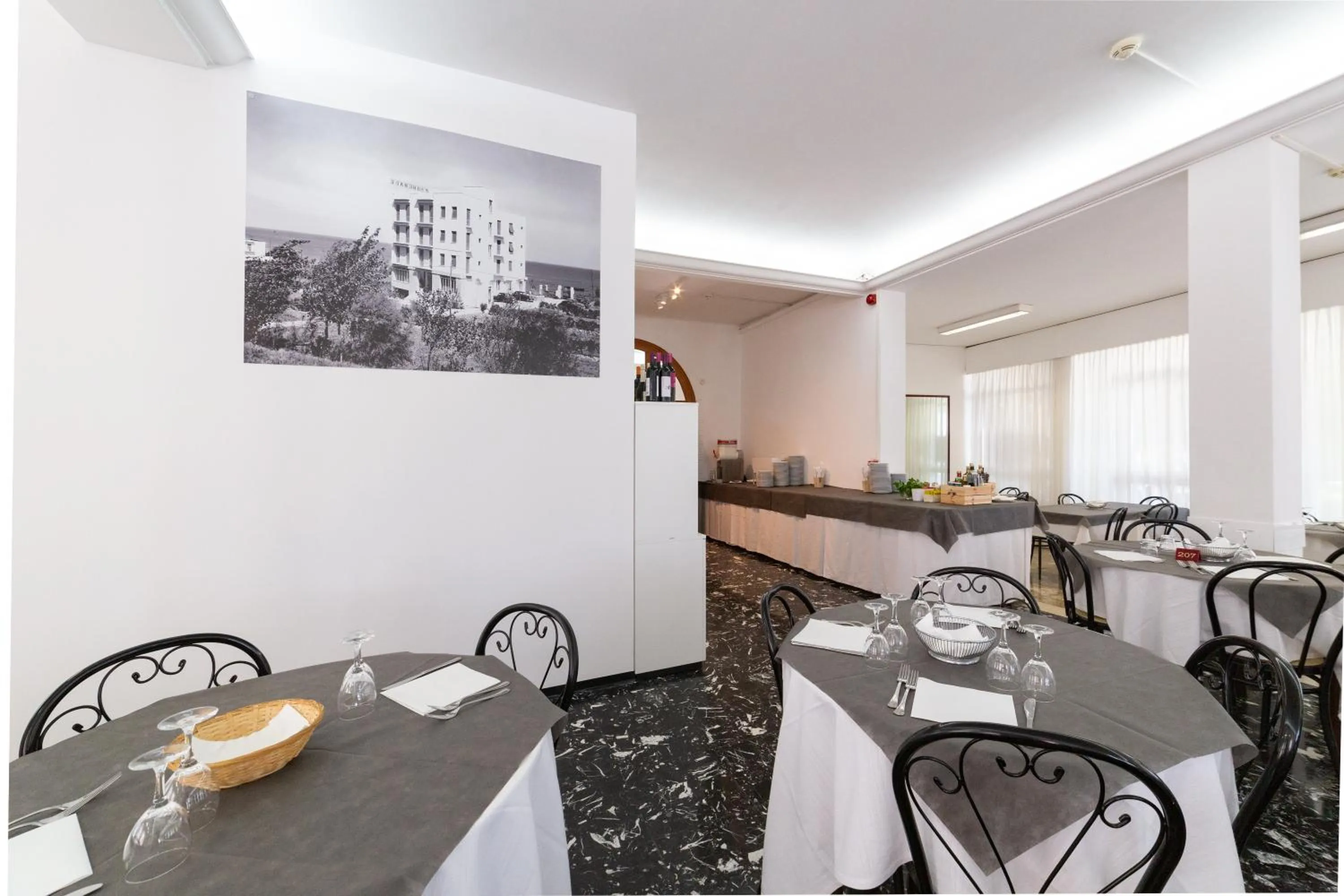 Restaurant/places to eat in Hotel Promenade