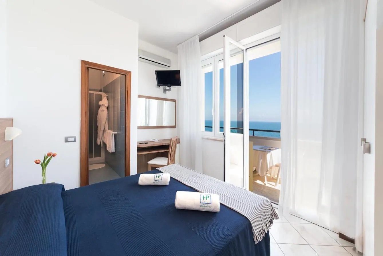 Sea view, Bed in Hotel Promenade