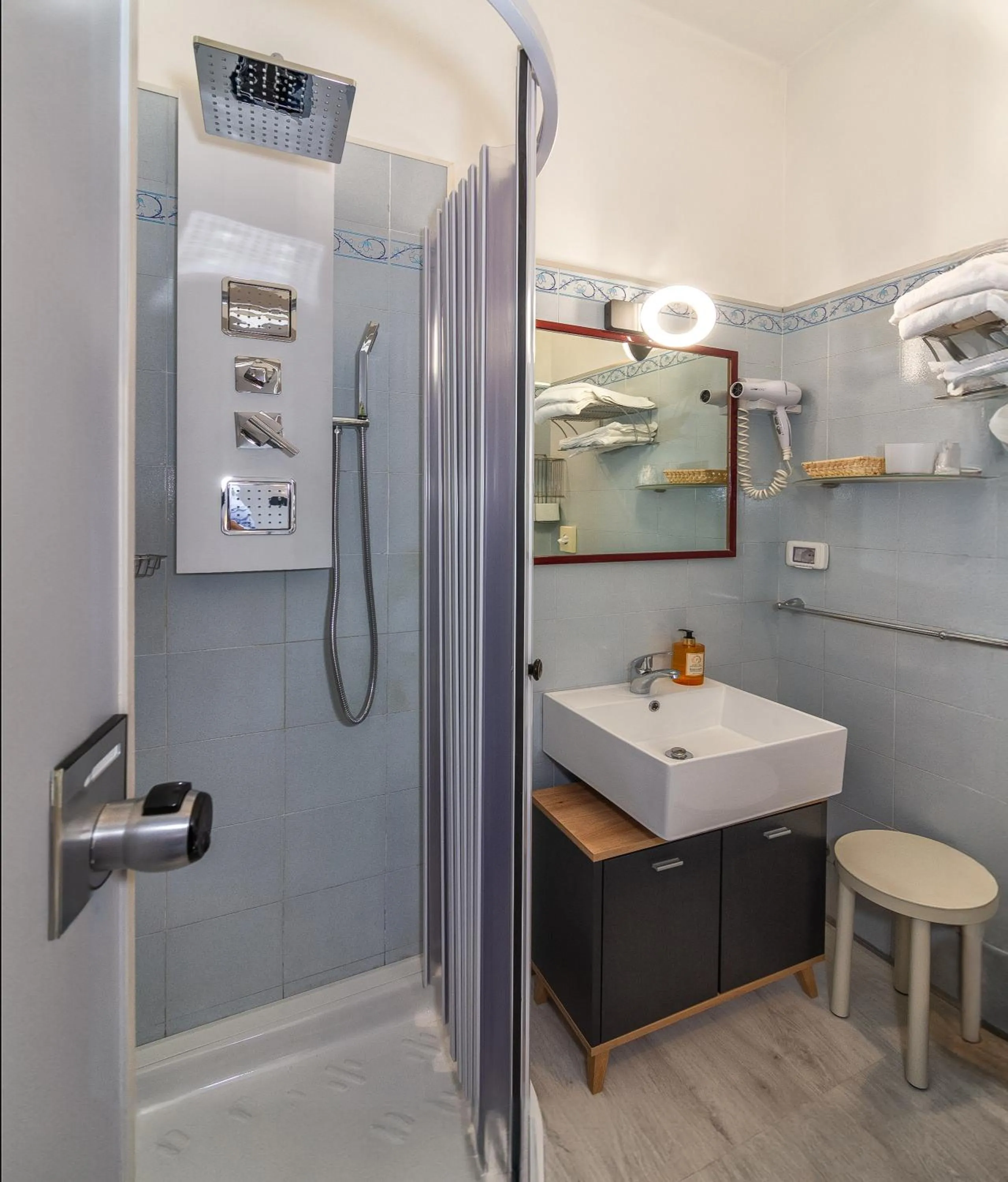 Bathroom in Hotel Apuana