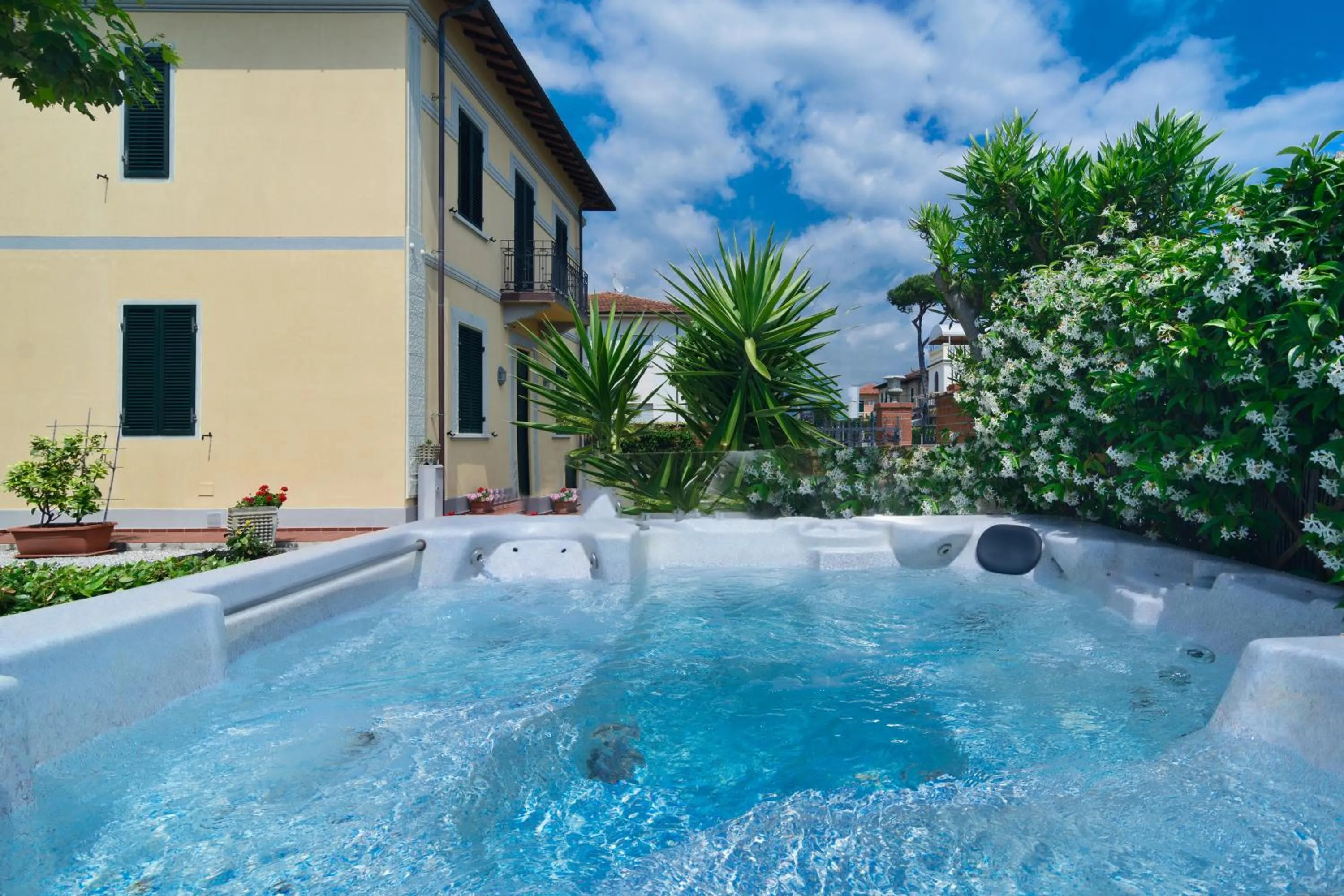 Hot Tub in Hotel Apuana
