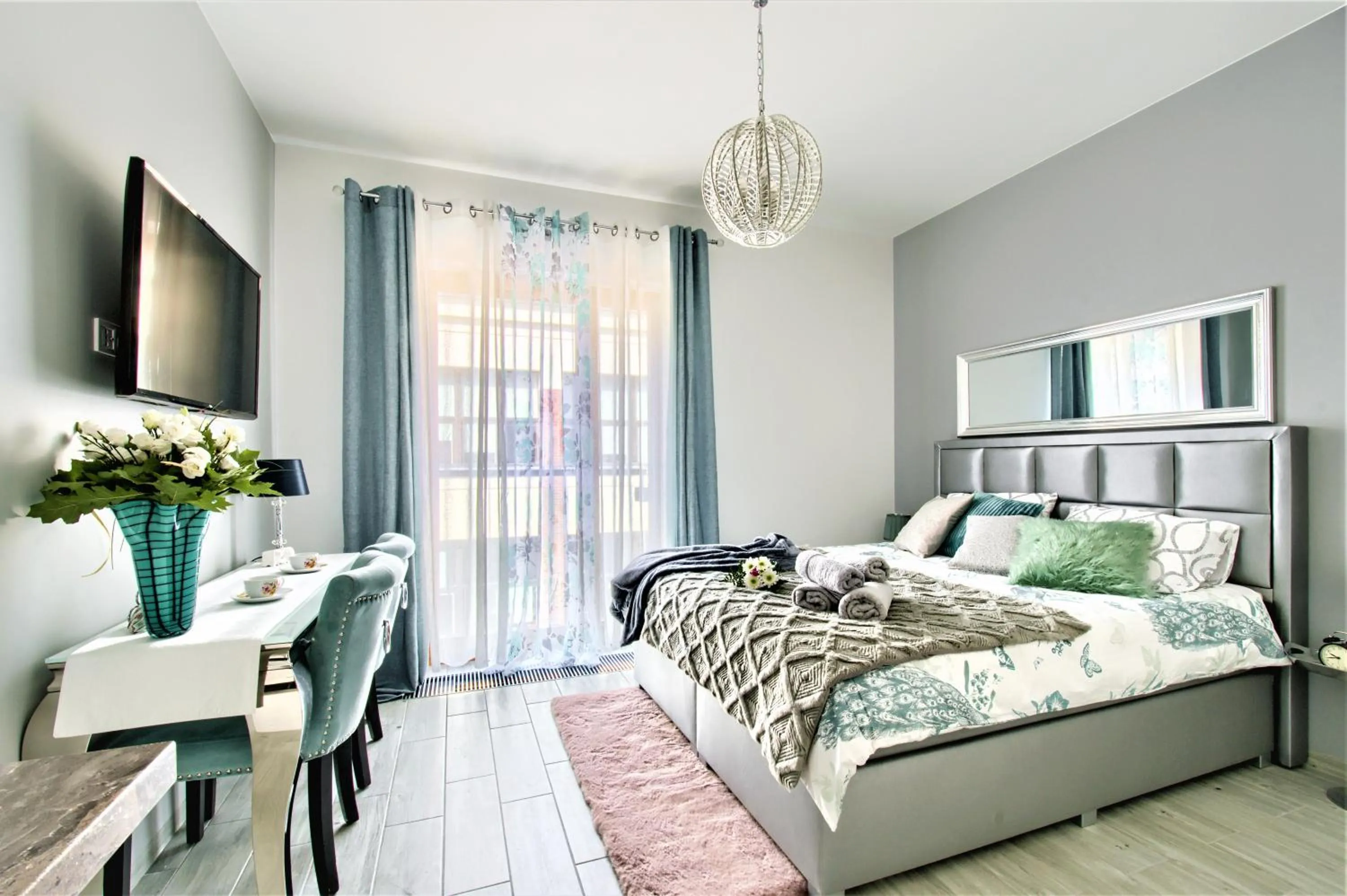 Bed in Aparthotel Pawia Deluxe- 10 min to center