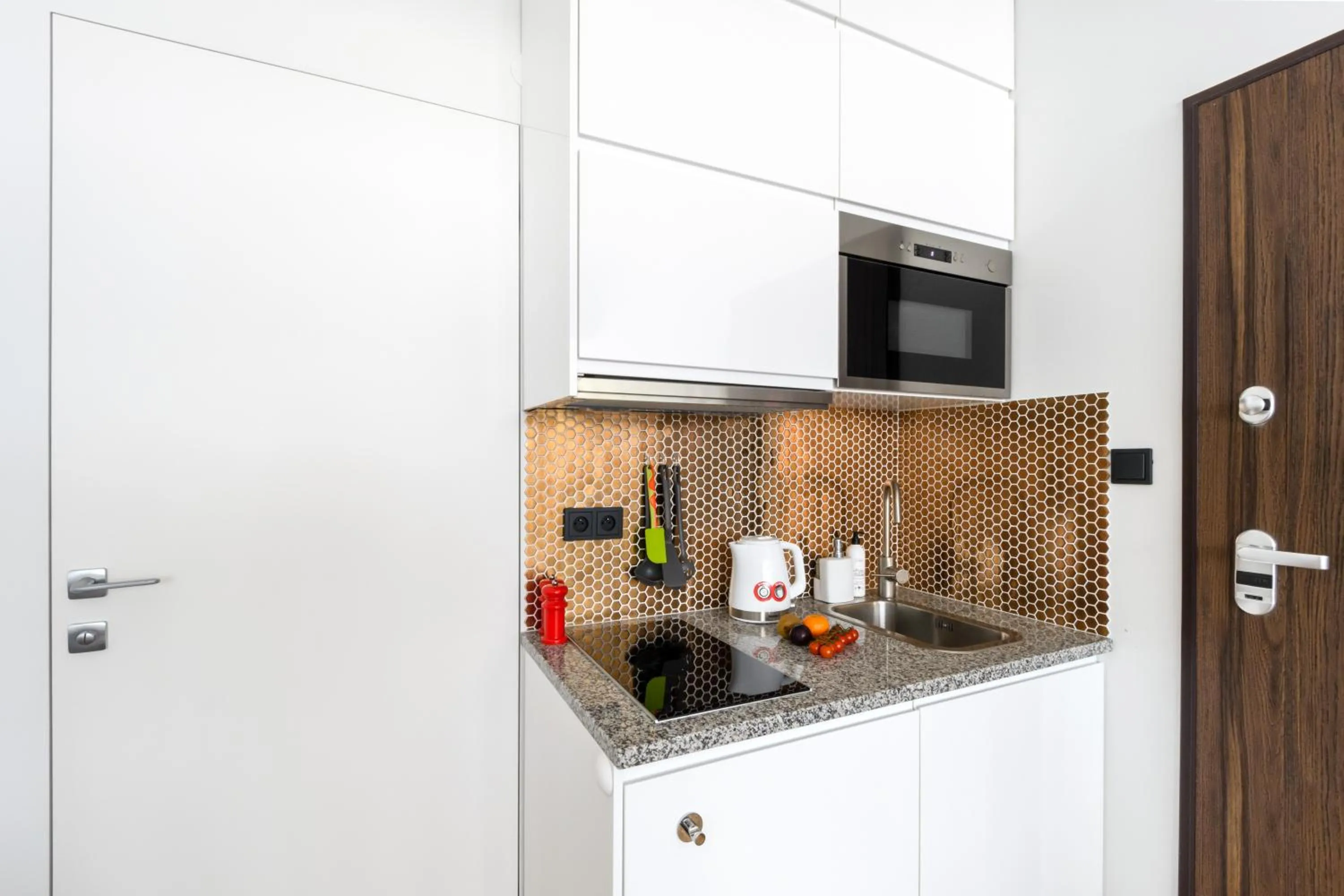 Kitchen or kitchenette in Aparthotel Pawia Deluxe- 10 min to center