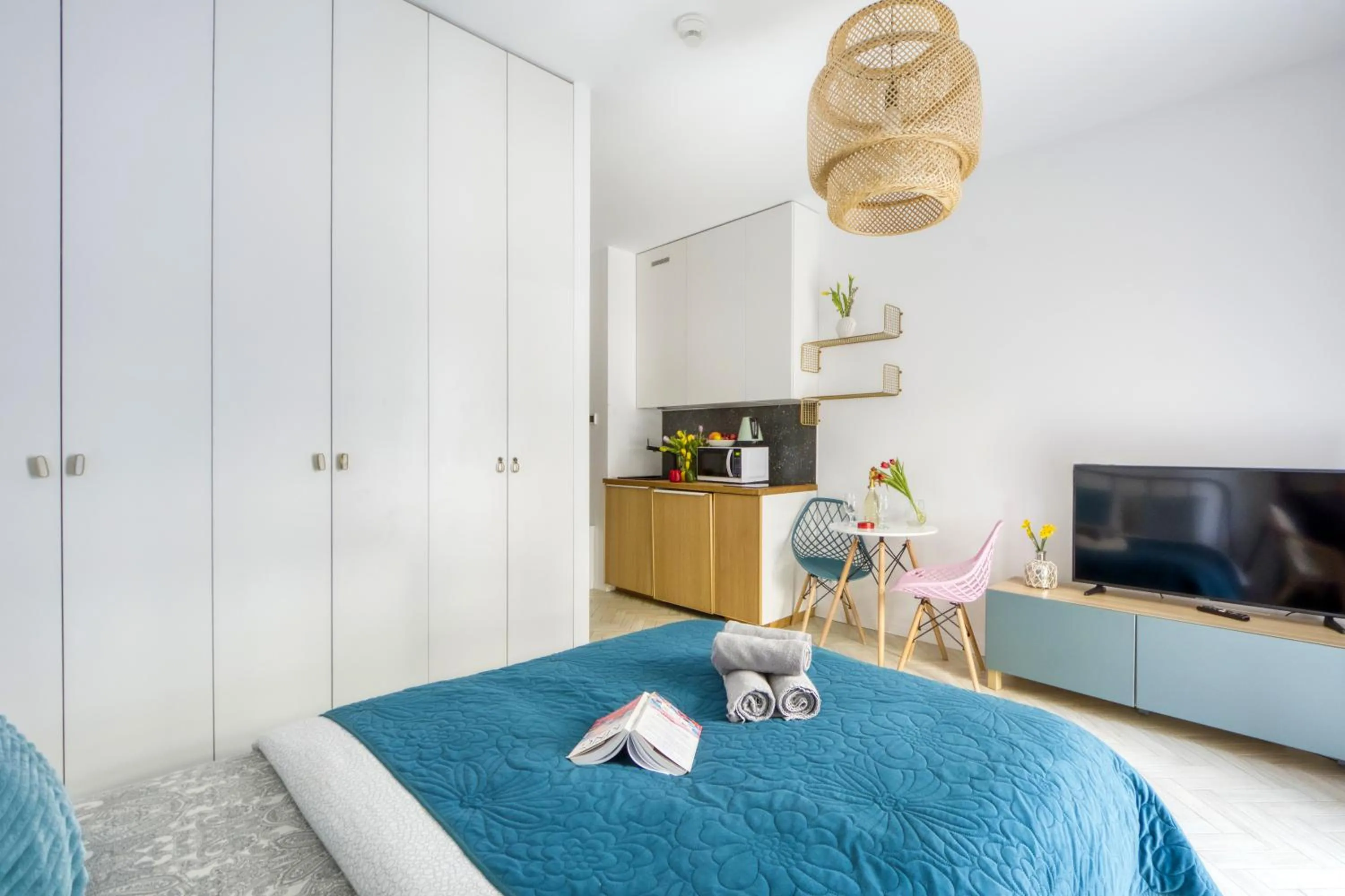 wardrobe, Bed in Aparthotel Pawia Deluxe- 10 min to center