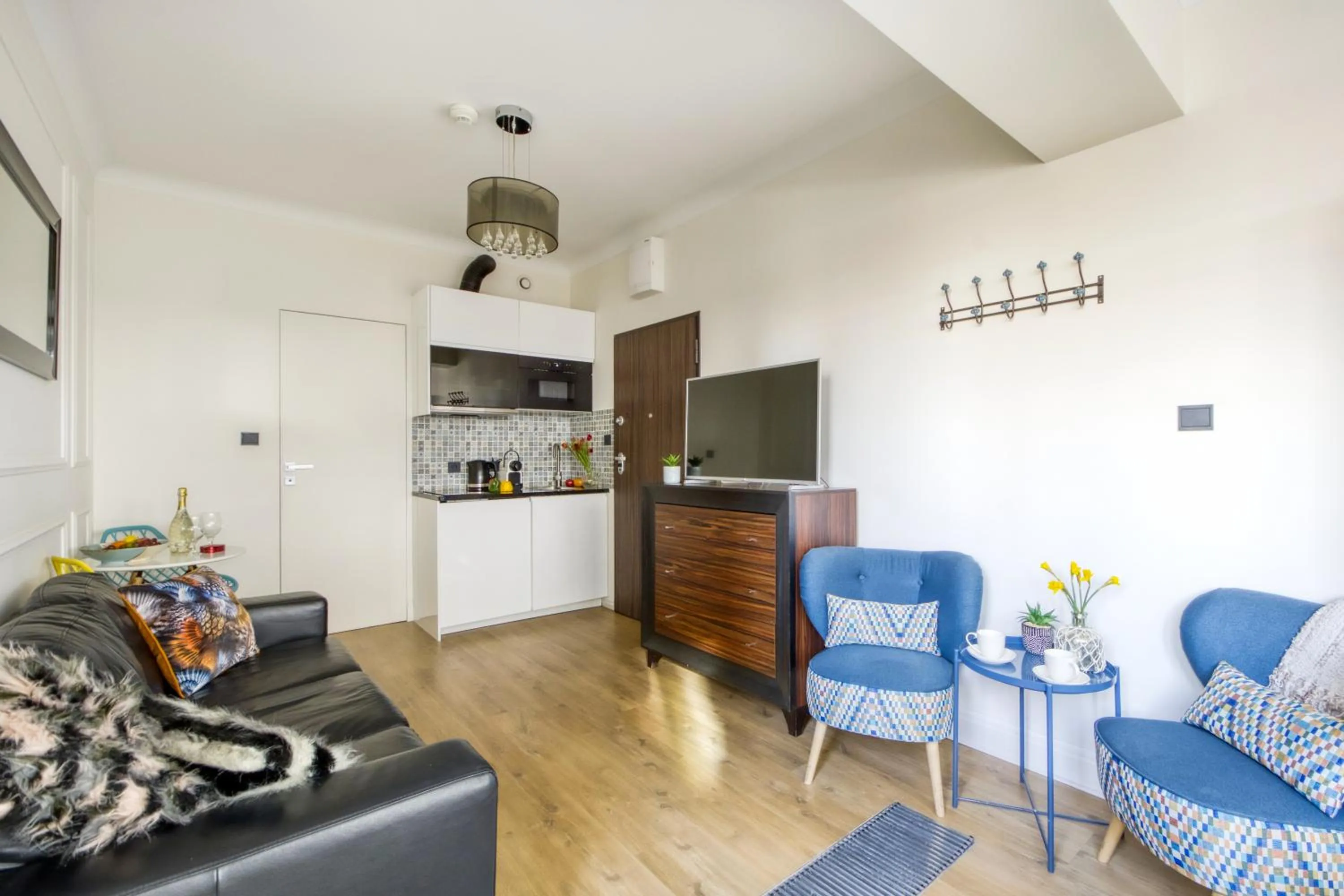 Kitchen or kitchenette in Aparthotel Pawia Deluxe- 10 min to center