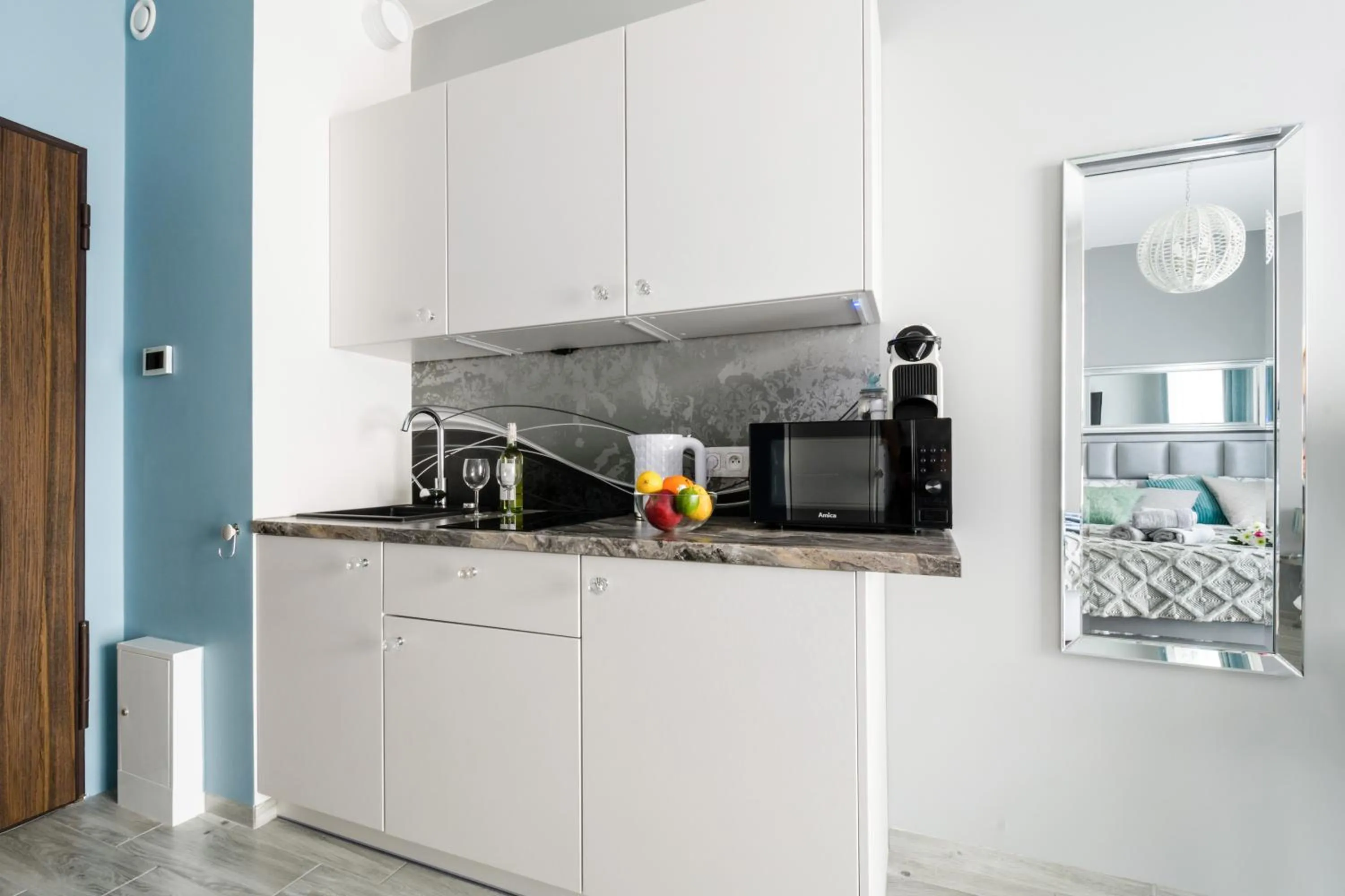 Kitchen or kitchenette in Aparthotel Pawia Deluxe- 10 min to center