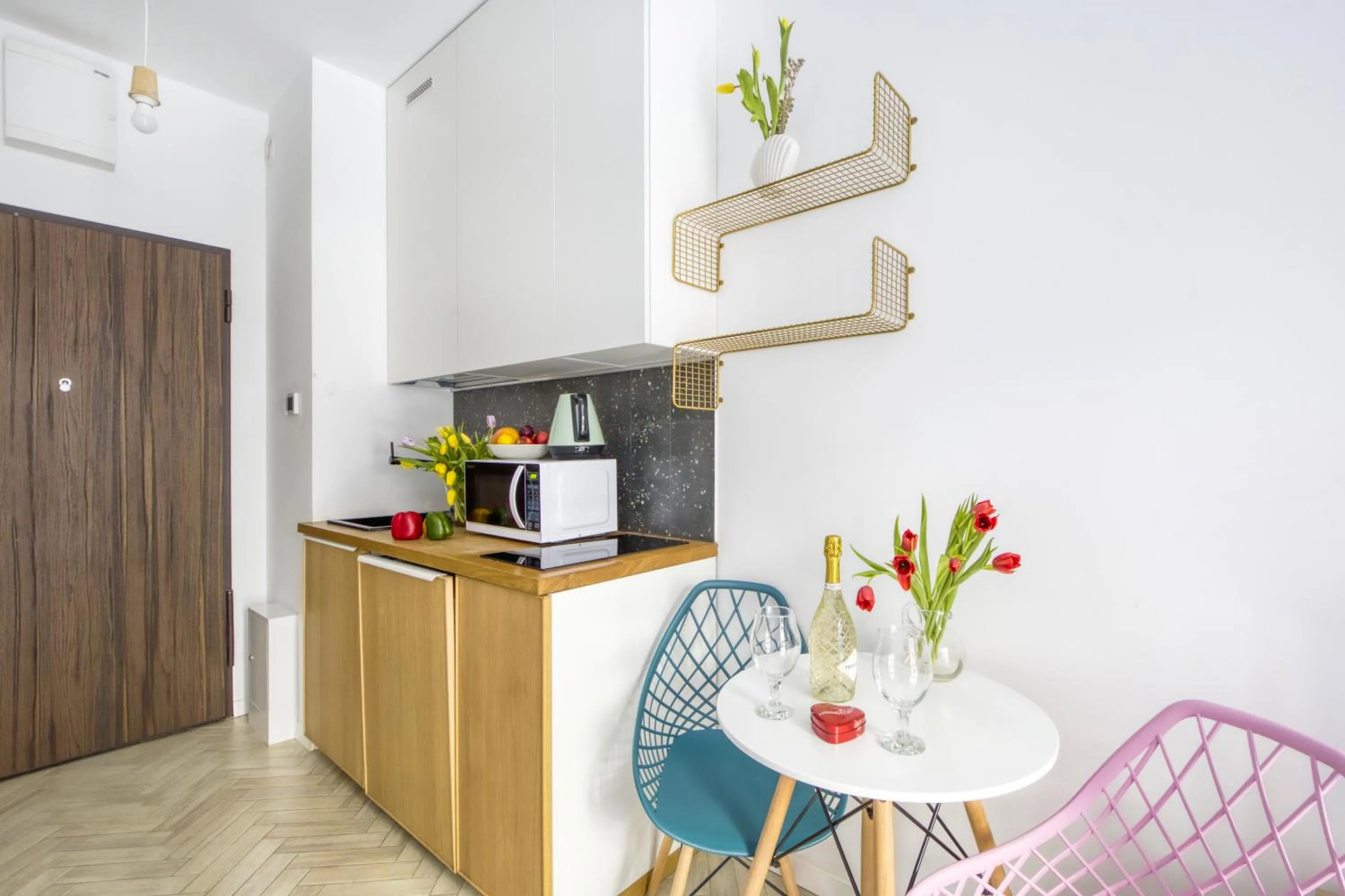 Kitchen or kitchenette in Aparthotel Pawia Deluxe- 10 min to center