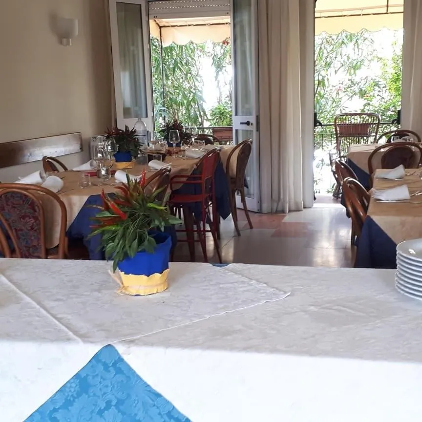 Restaurant/places to eat in Hotel Laurin