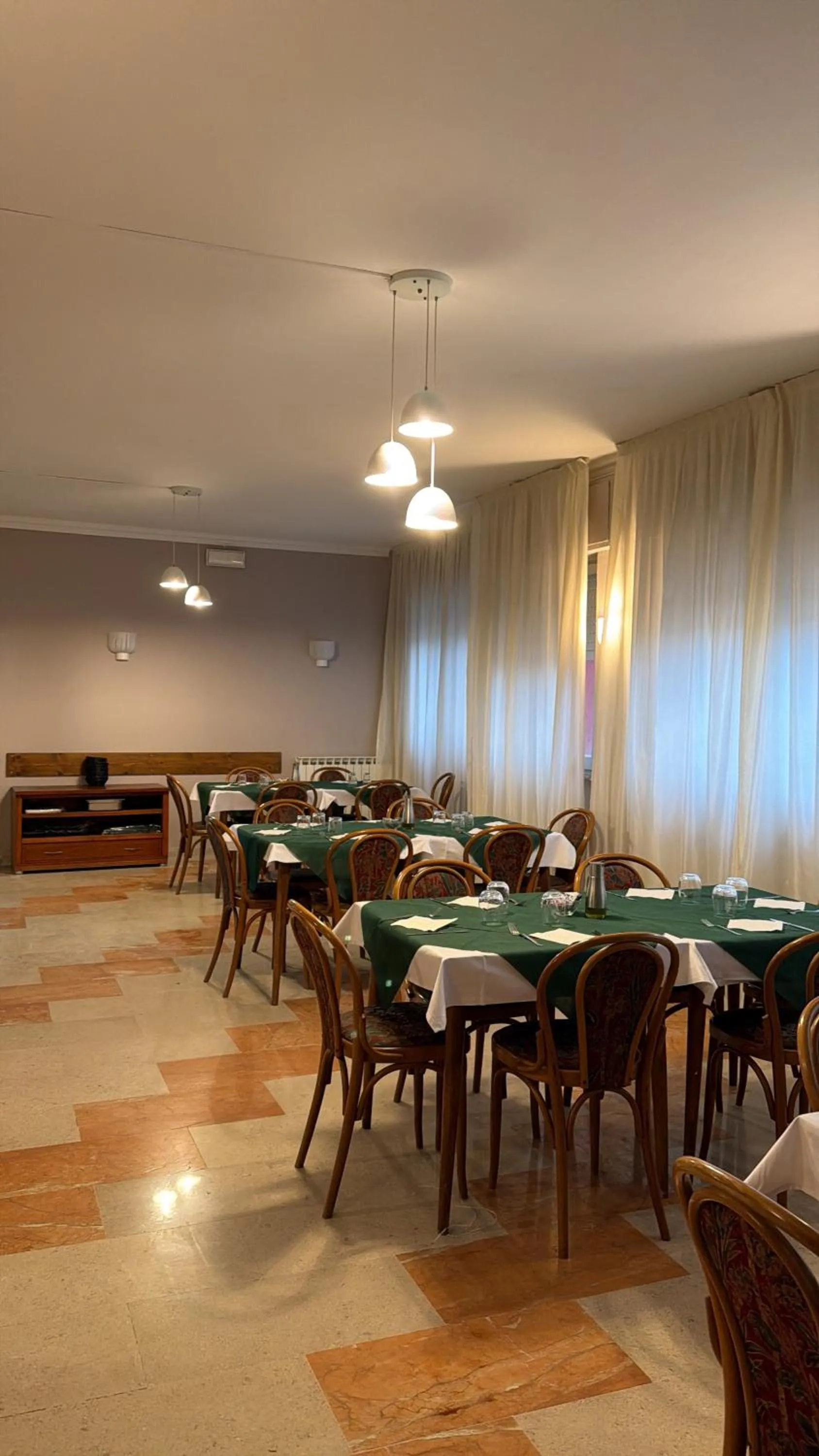 Restaurant/places to eat in Hotel Laurin
