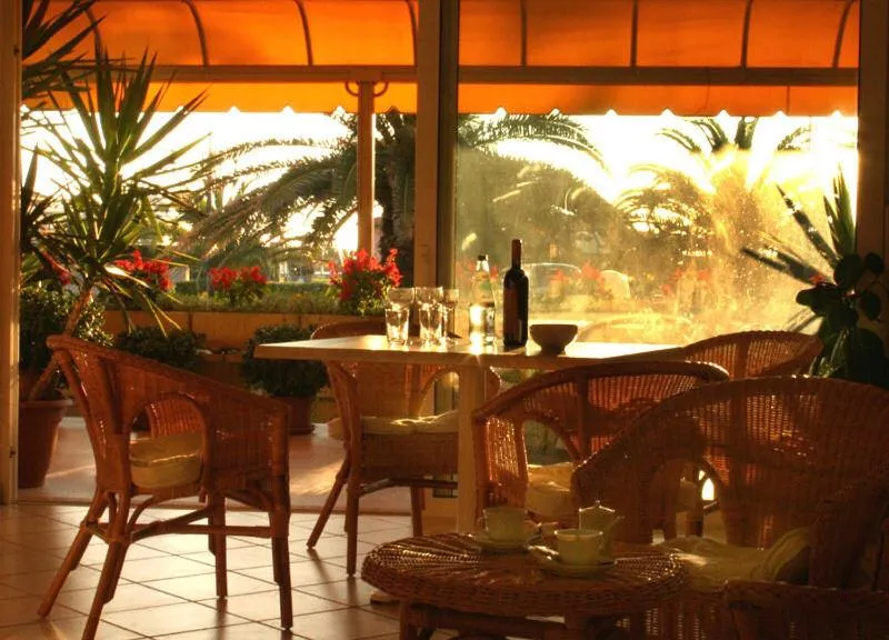 Restaurant/places to eat in Hotel Alk