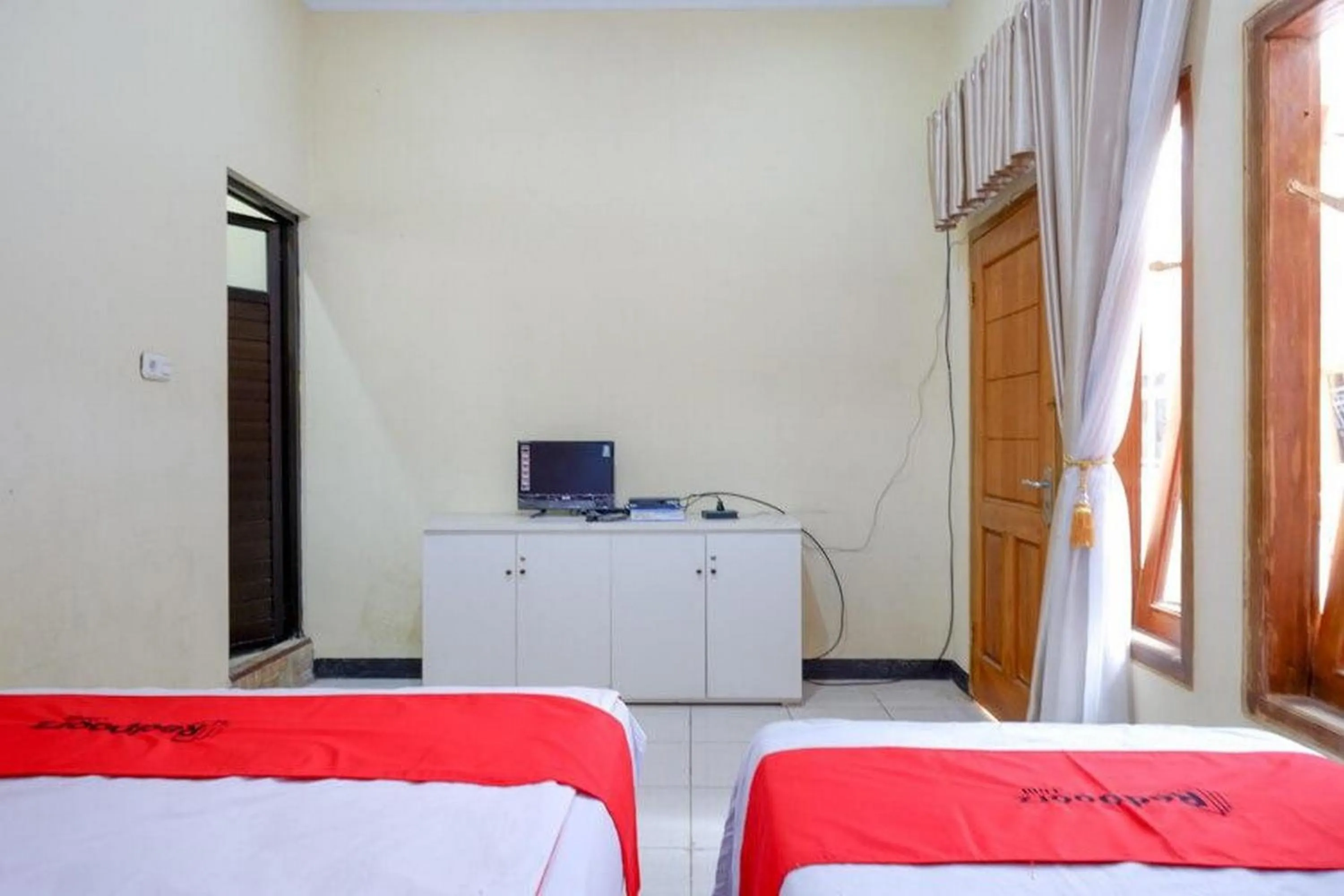 Property building, Bed in RedDoorz near Desa Wisata Tambi Dieng