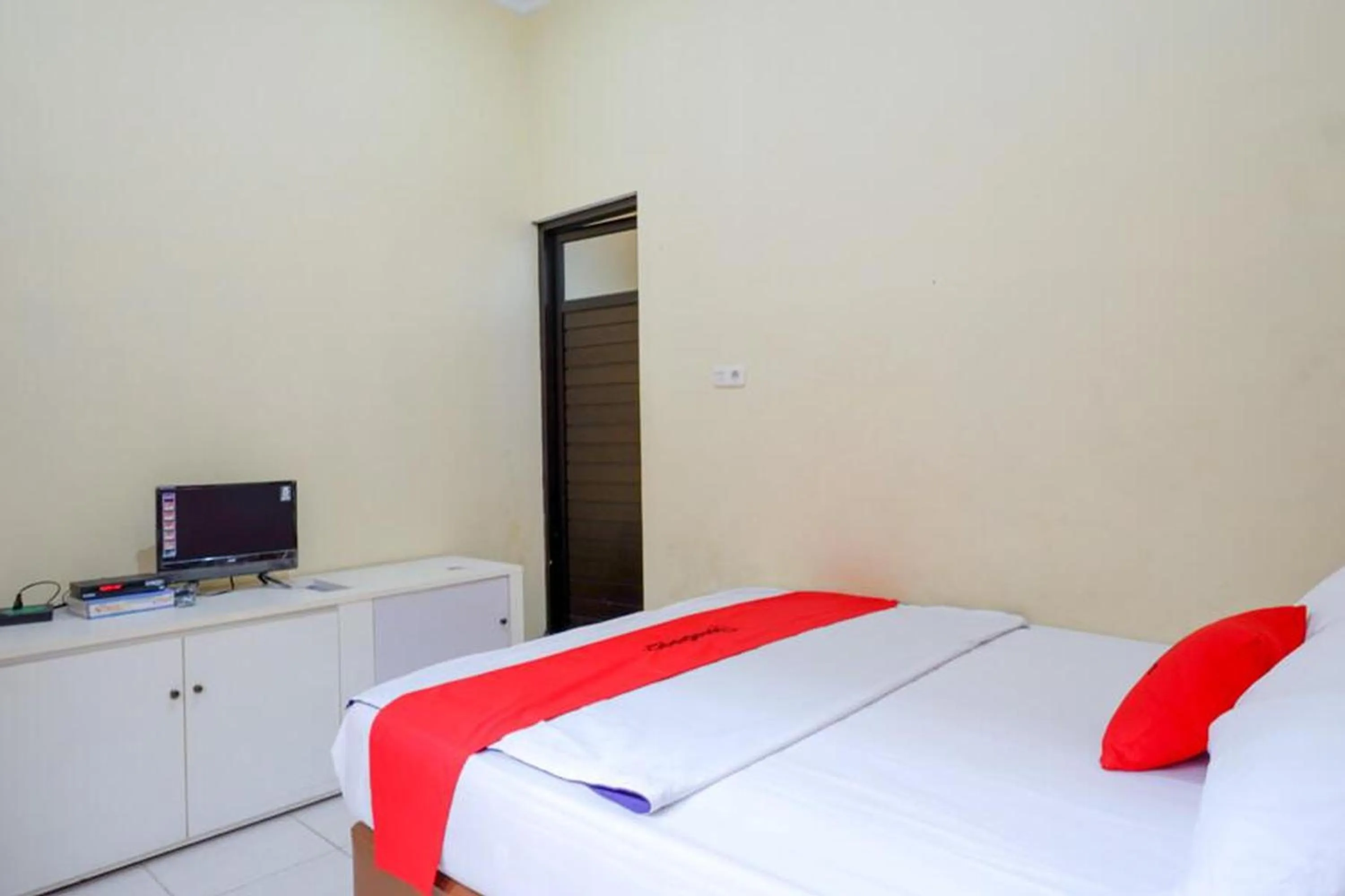 Bedroom, Bed in RedDoorz near Desa Wisata Tambi Dieng