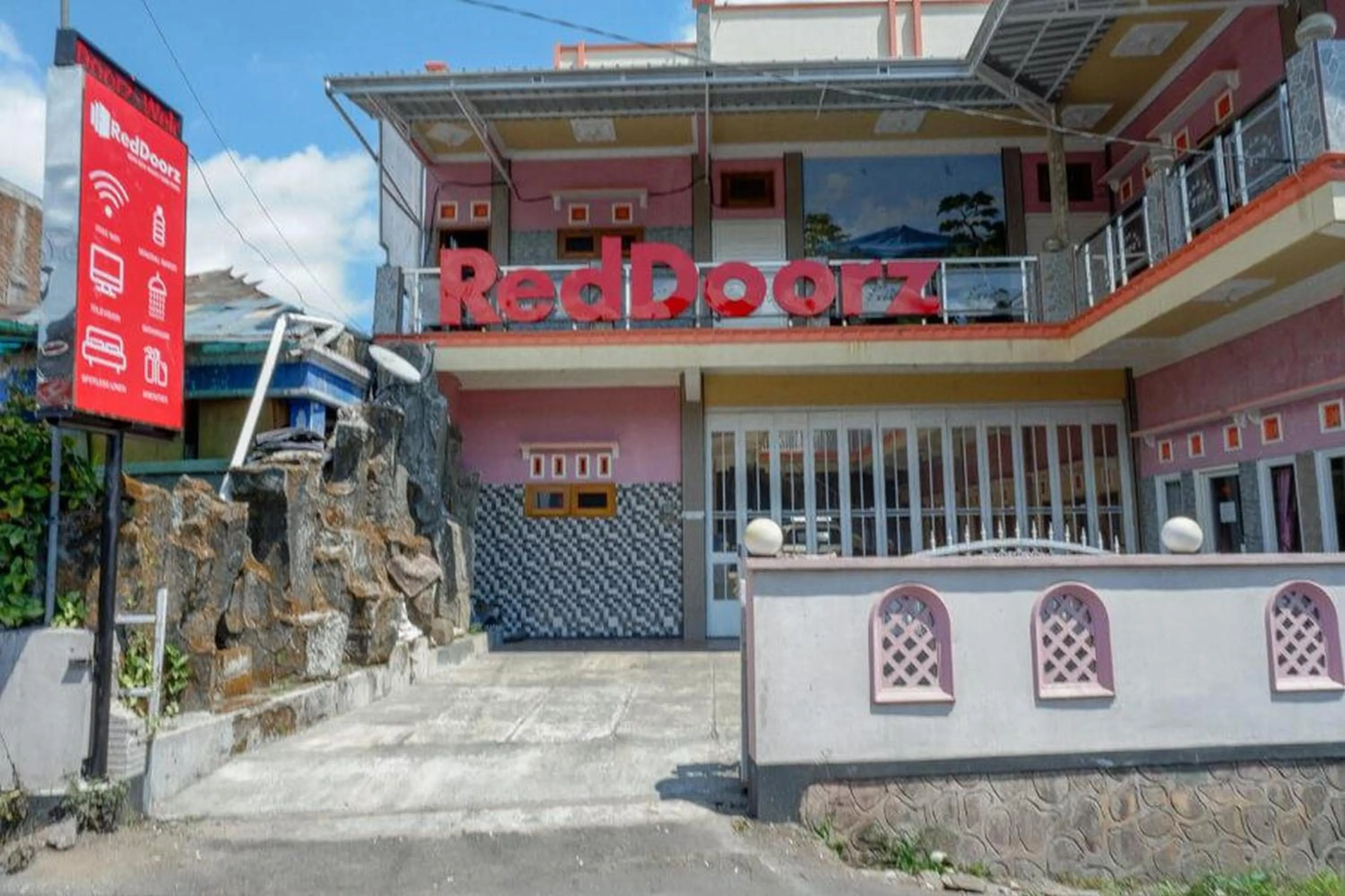 Property building in RedDoorz near Desa Wisata Tambi Dieng