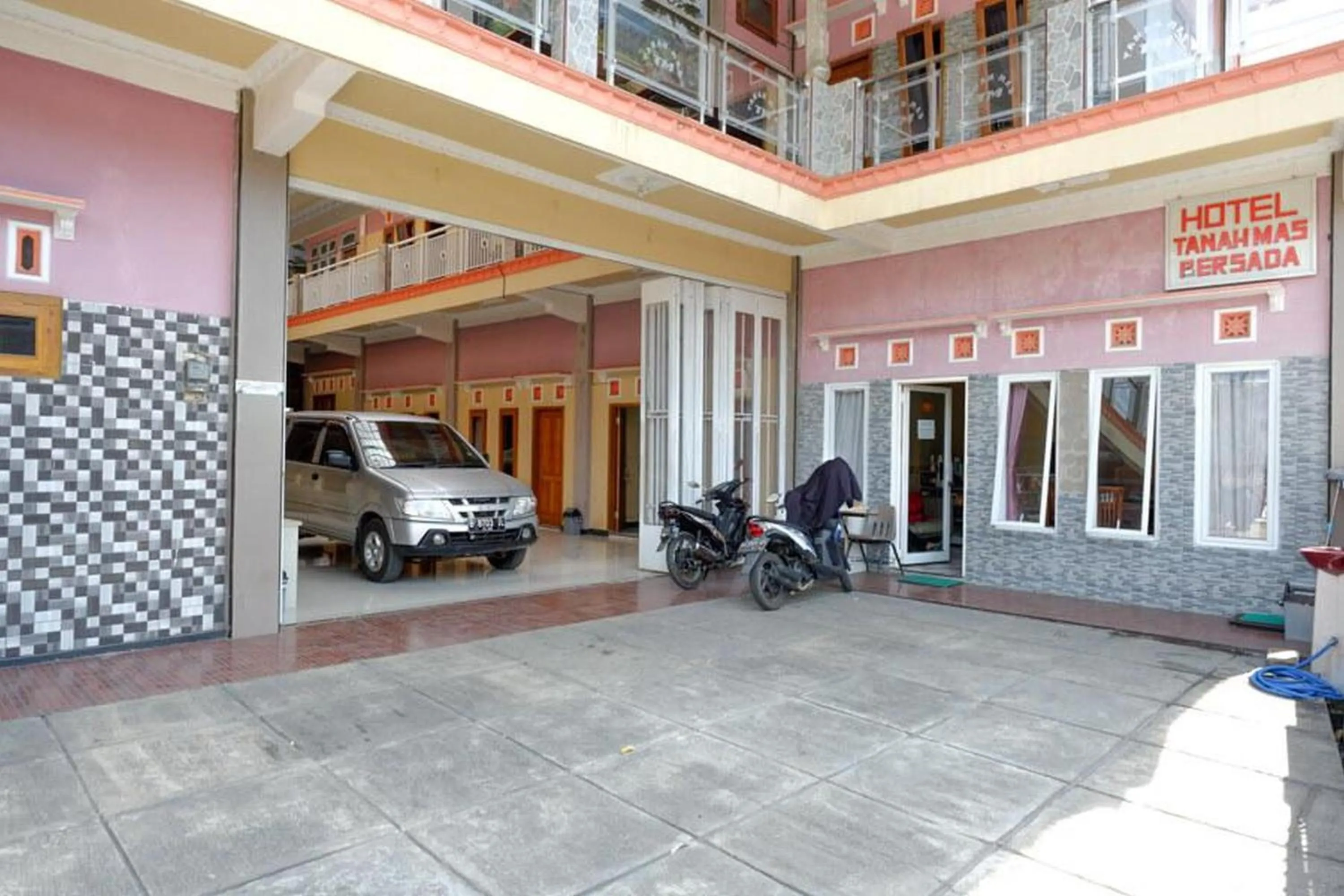 Parking in RedDoorz near Desa Wisata Tambi Dieng