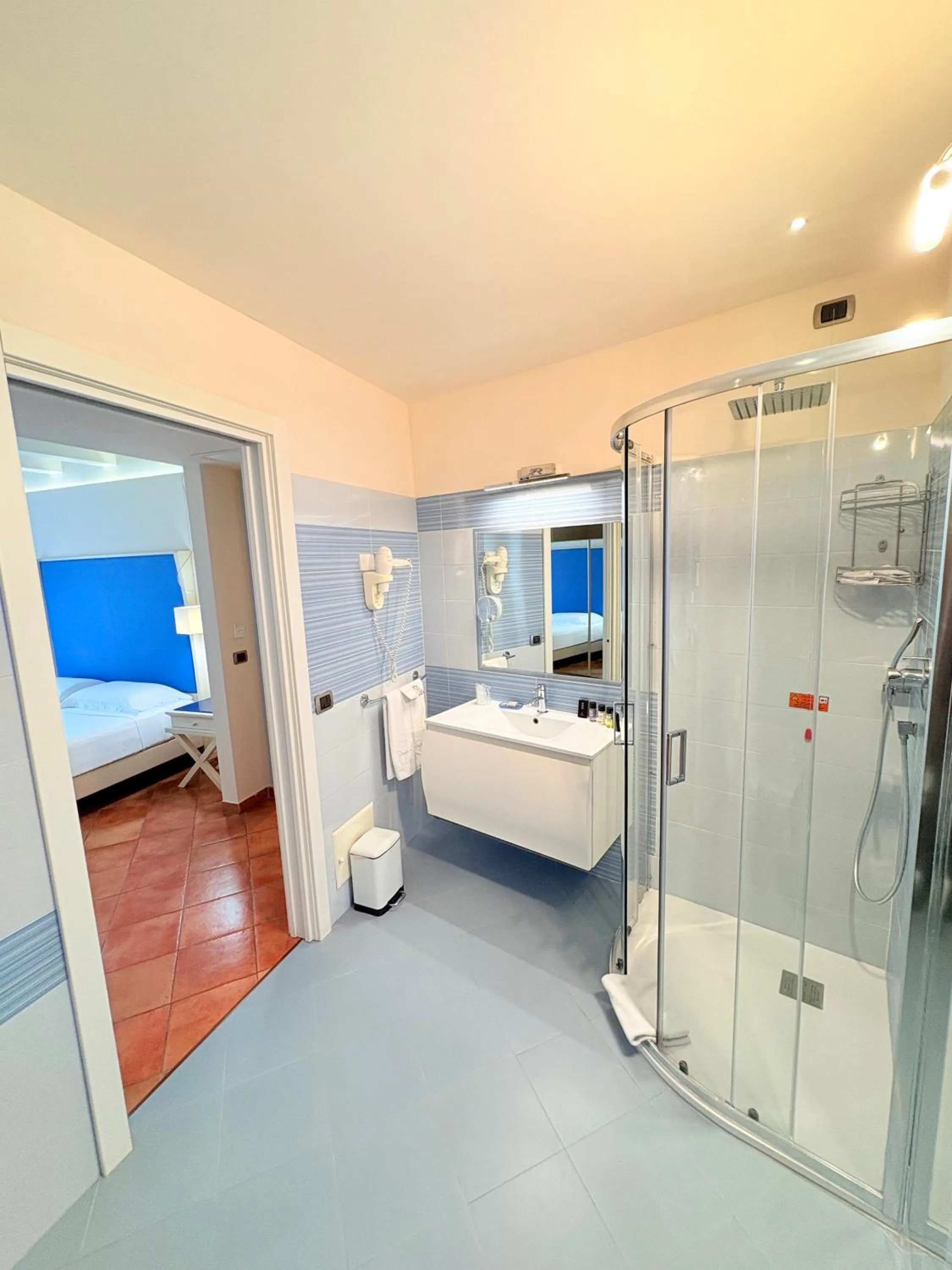 Shower, Bed in Portercole B&B