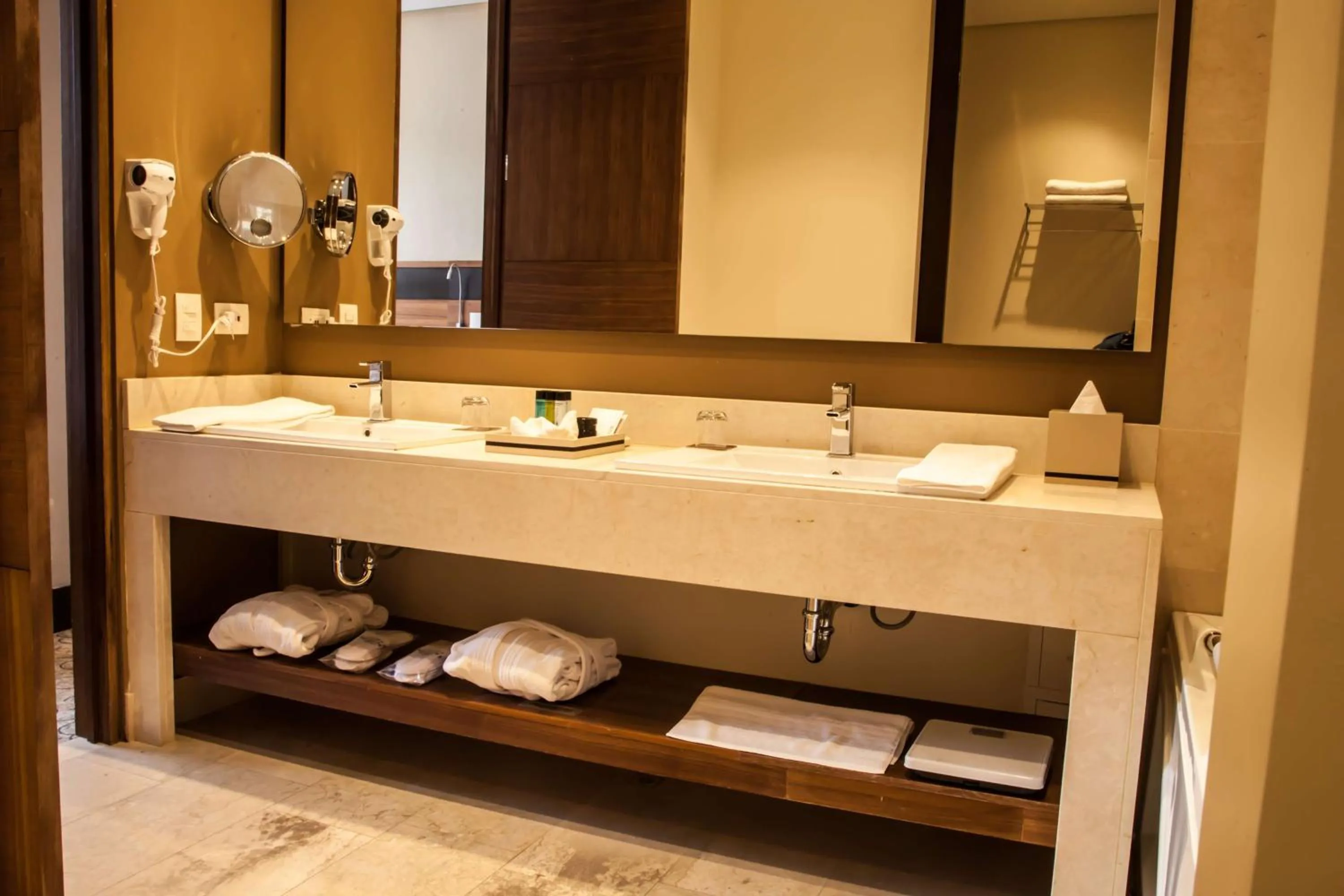 Bathroom in DoubleTree by Hilton Bogota Parque 93