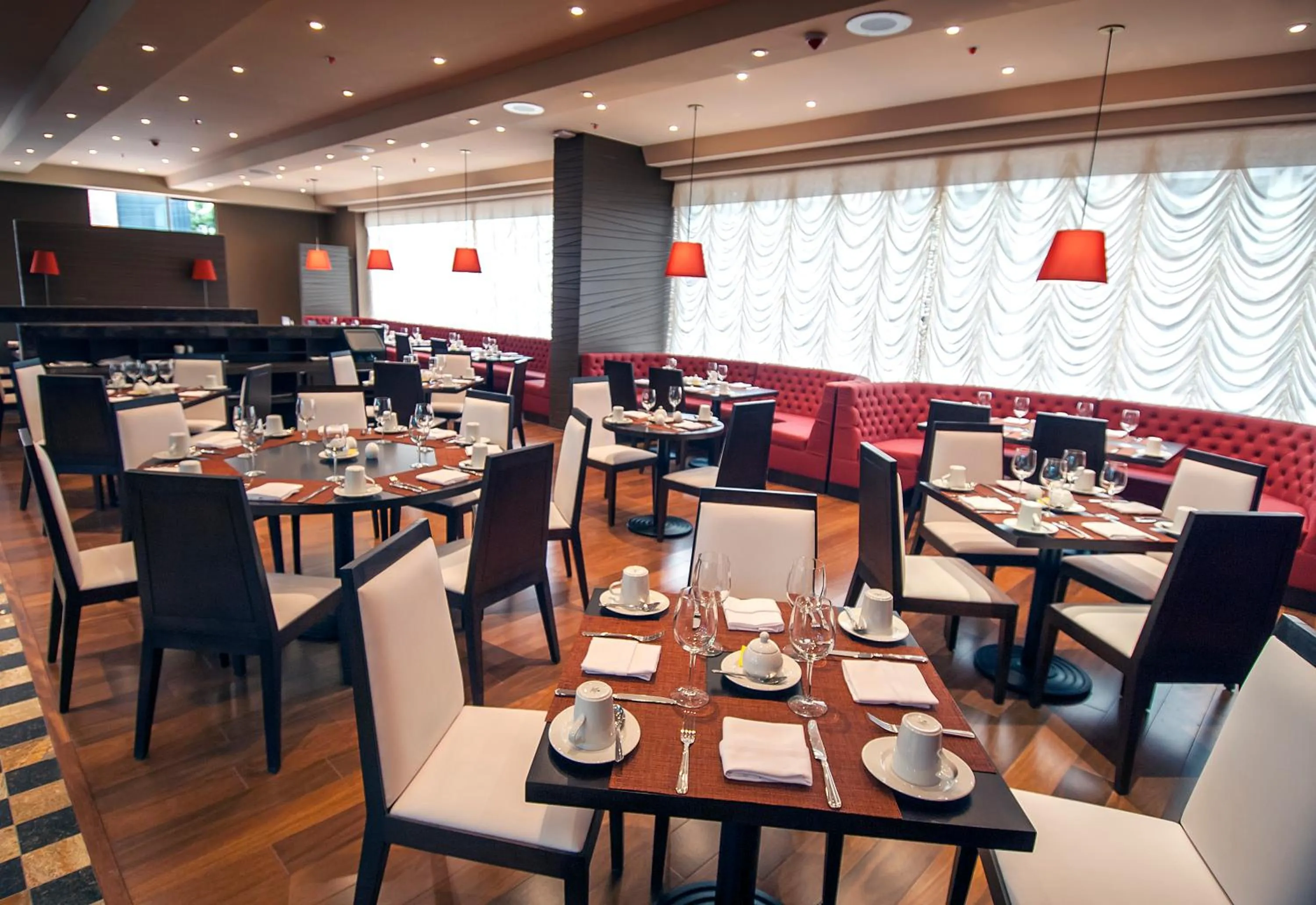 Restaurant/places to eat in DoubleTree by Hilton Bogota Parque 93
