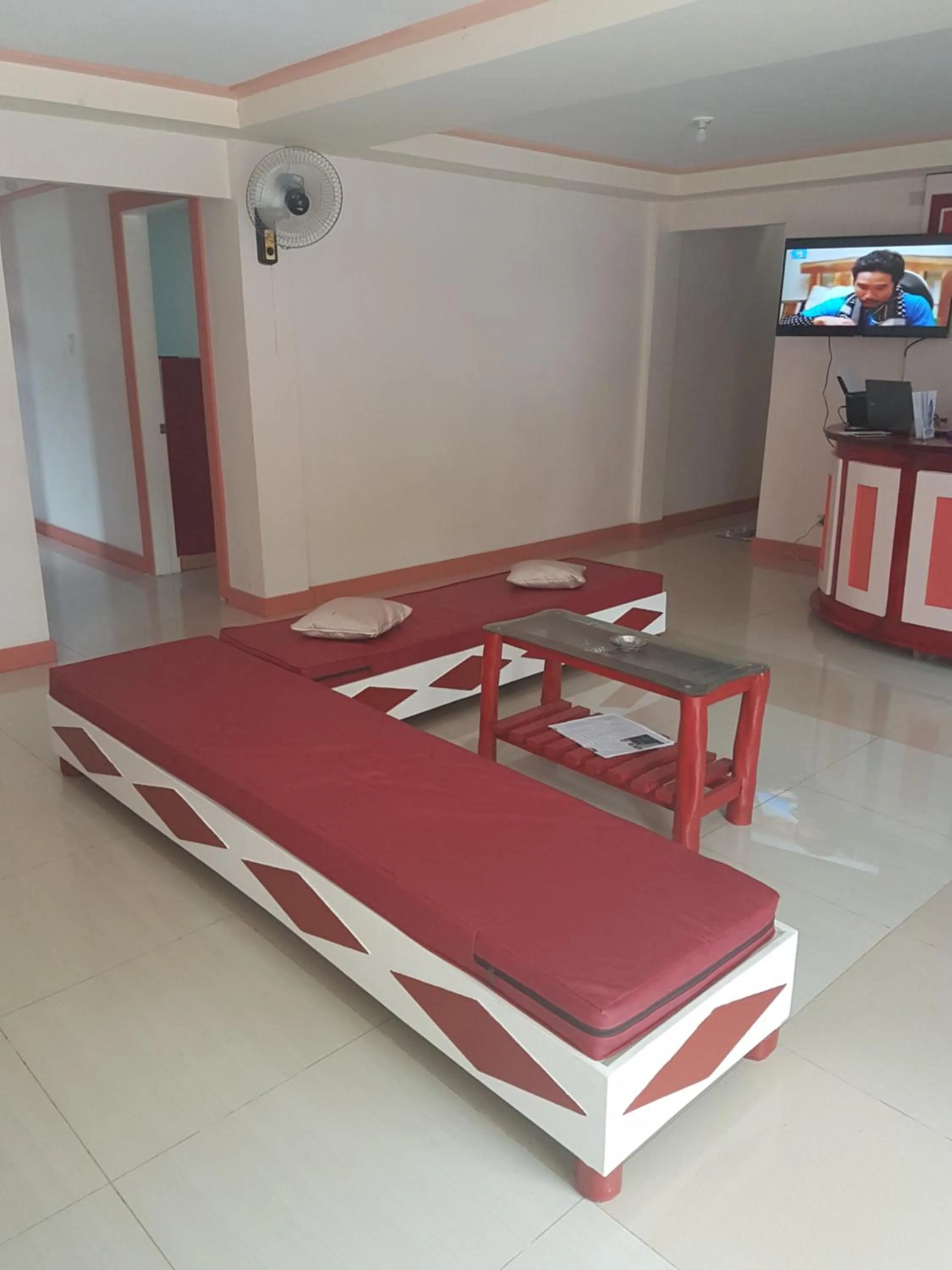 Communal lounge/ TV room, Bed in Catalina`s Inn family room