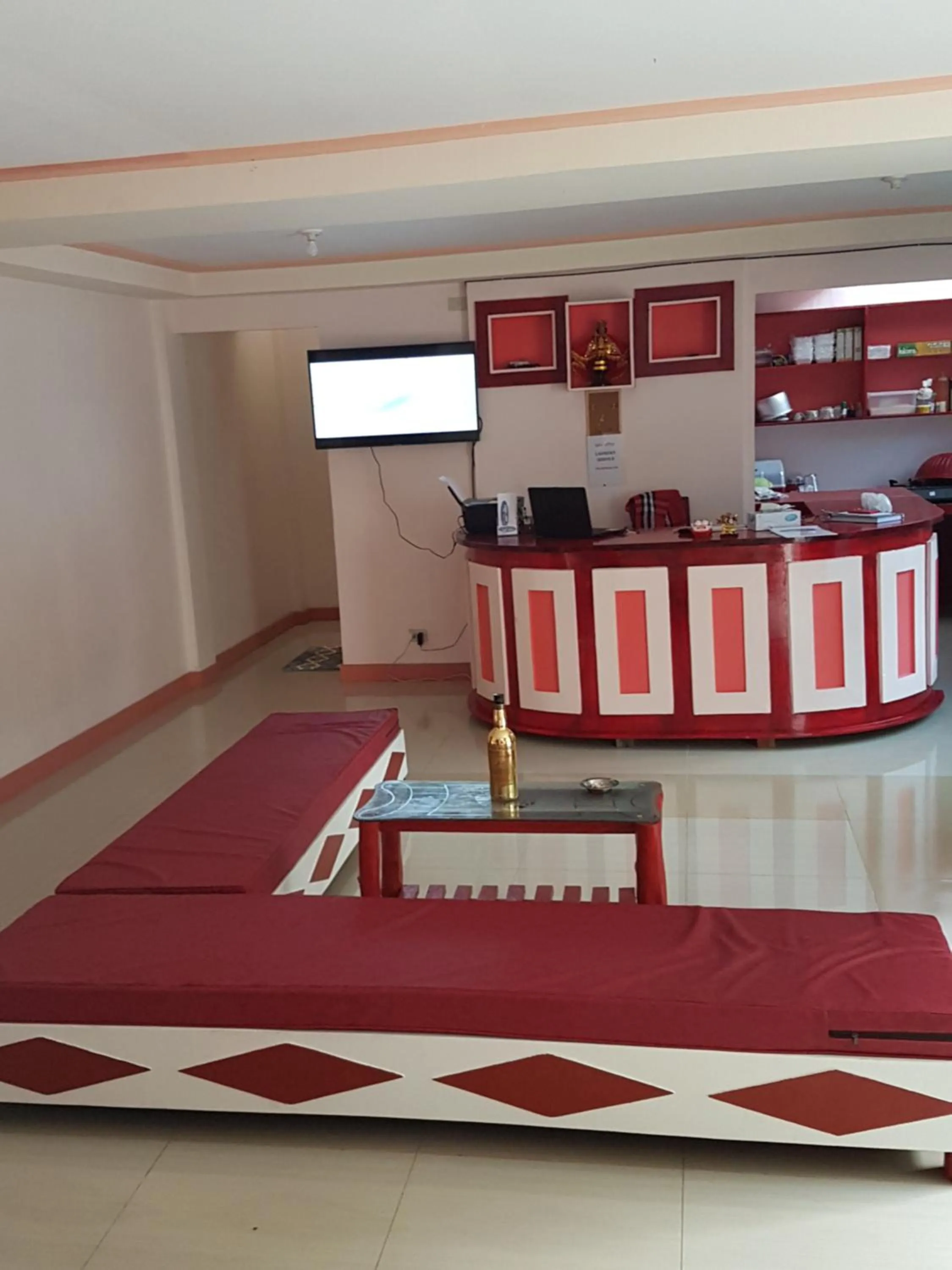 Communal lounge/ TV room in Catalina`s Inn family room