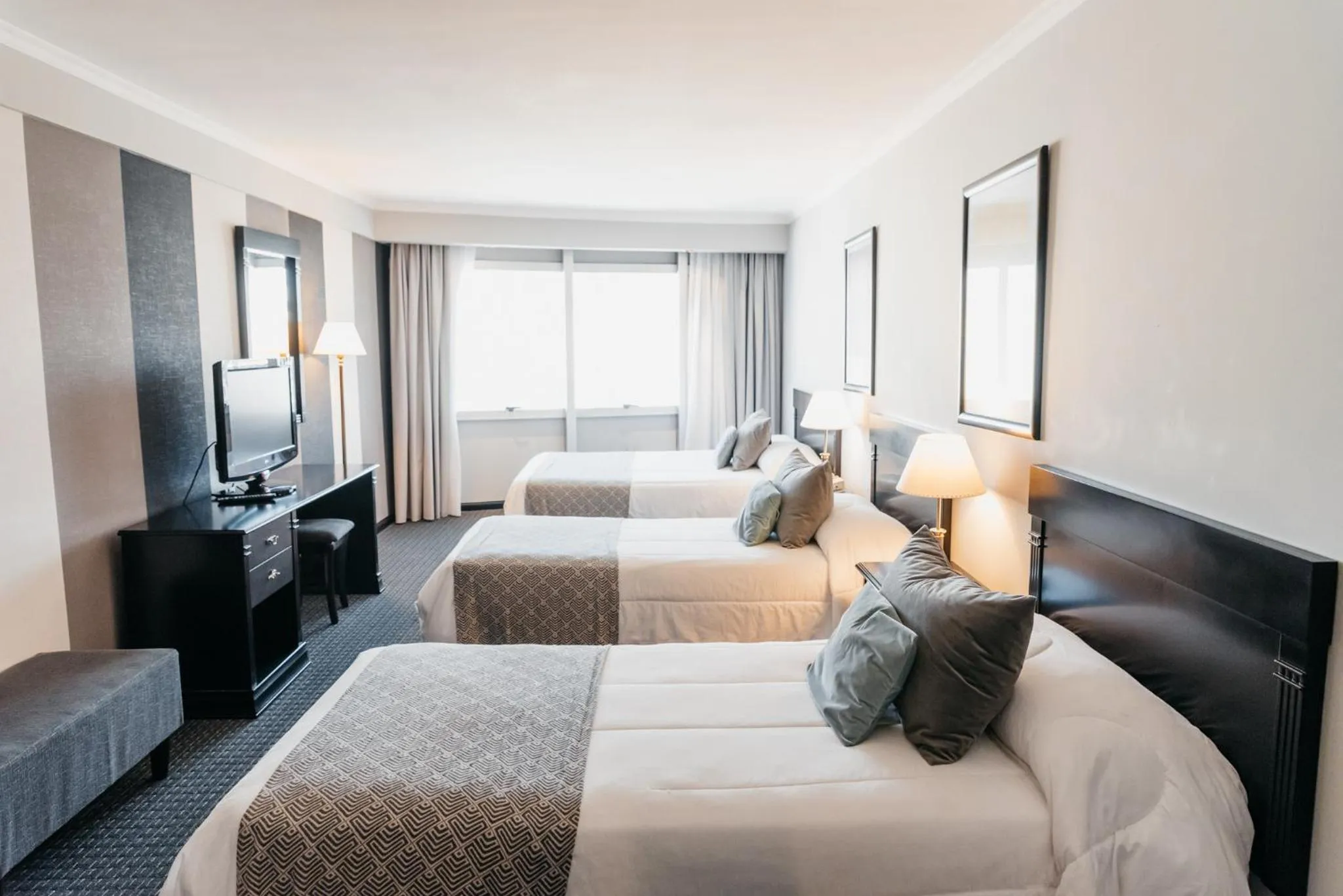 Living room, Bed in Plaza Real Suites Hotel