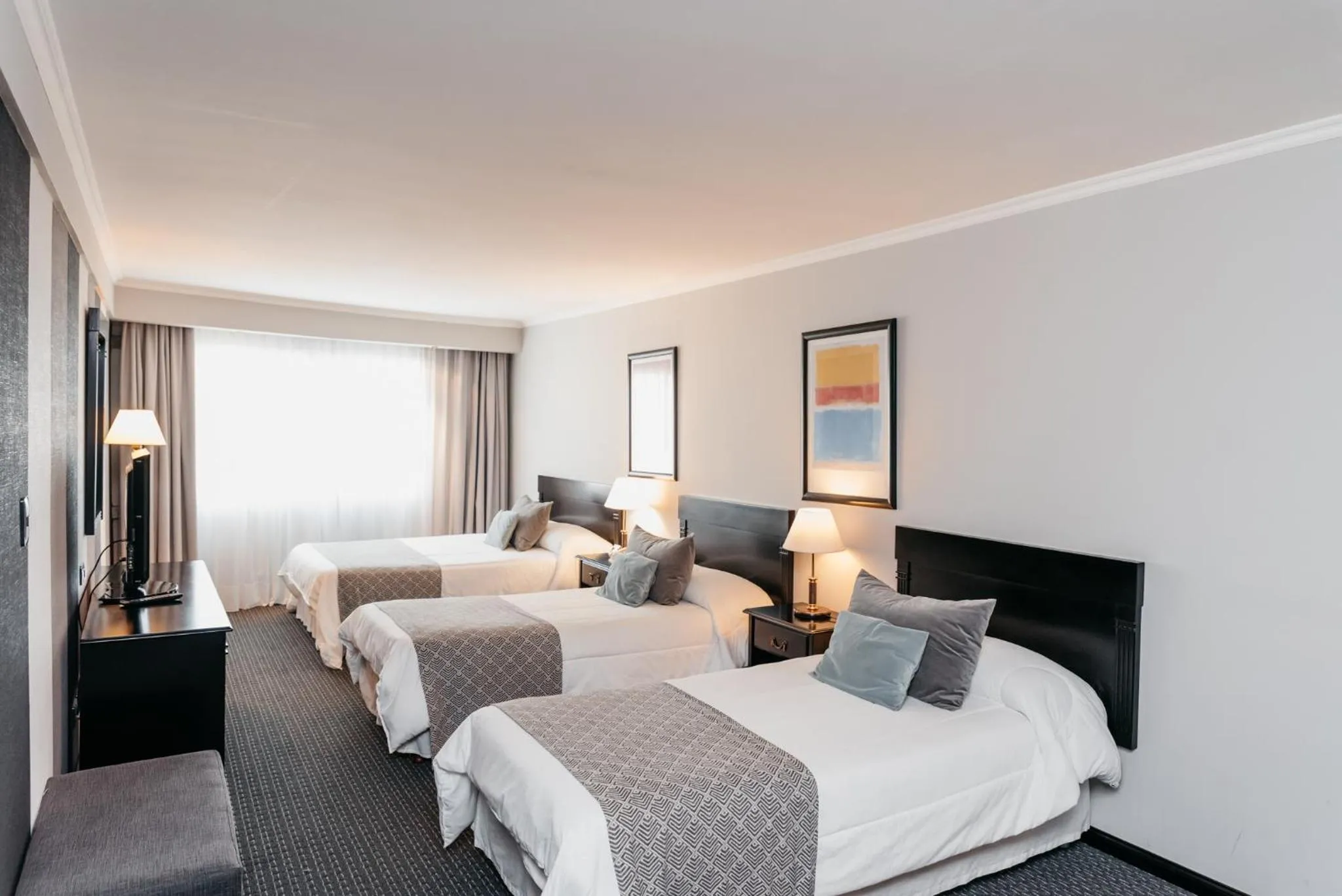 Seating area, Bed in Plaza Real Suites Hotel