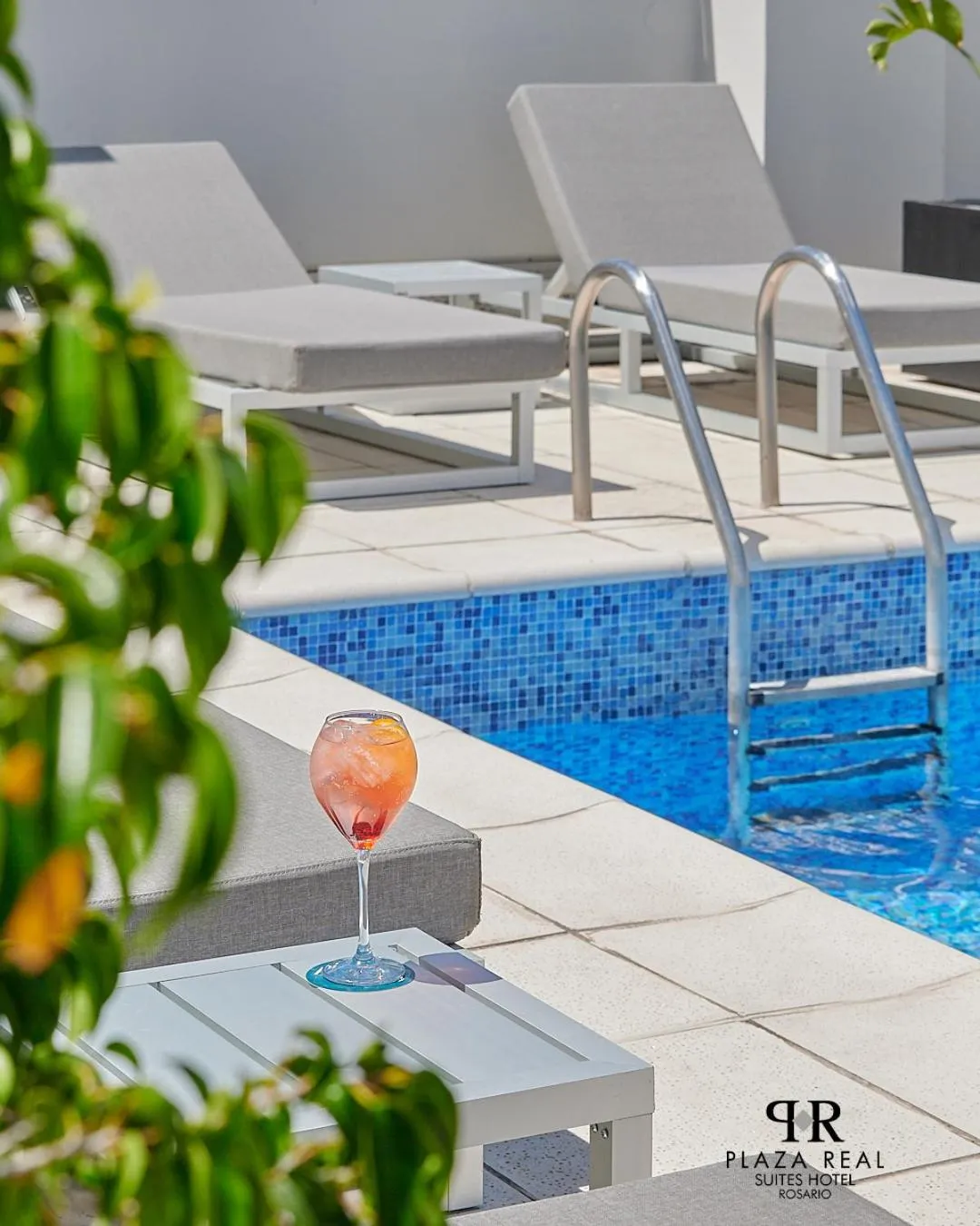 Swimming pool in Plaza Real Suites Hotel