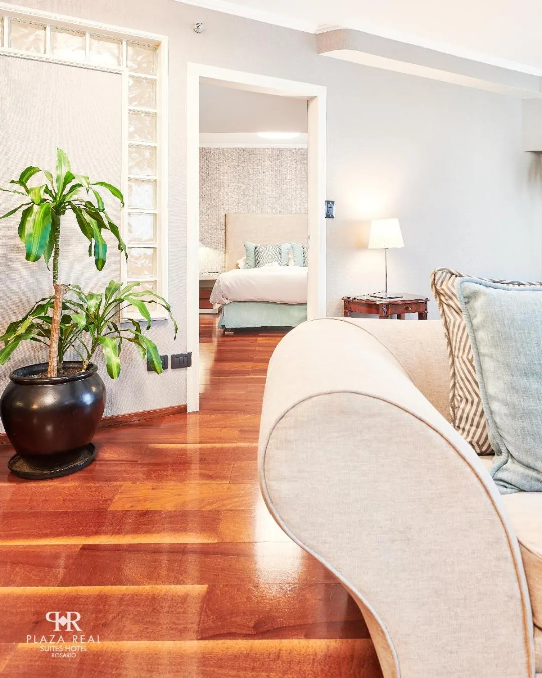 Living room, Bed in Plaza Real Suites Hotel