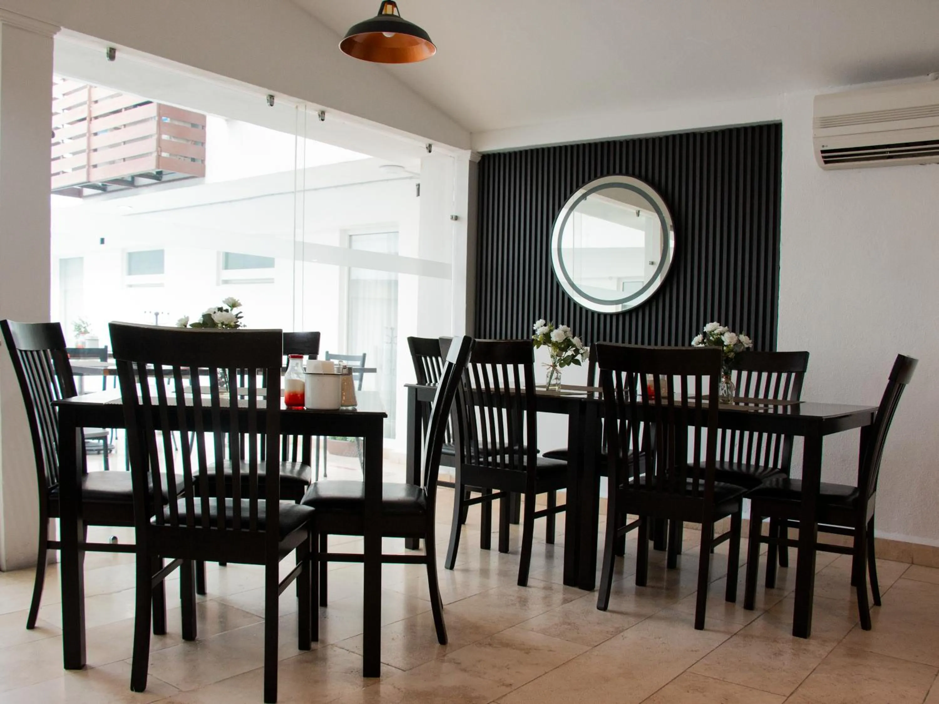 Restaurant/places to eat in Hotel St. George