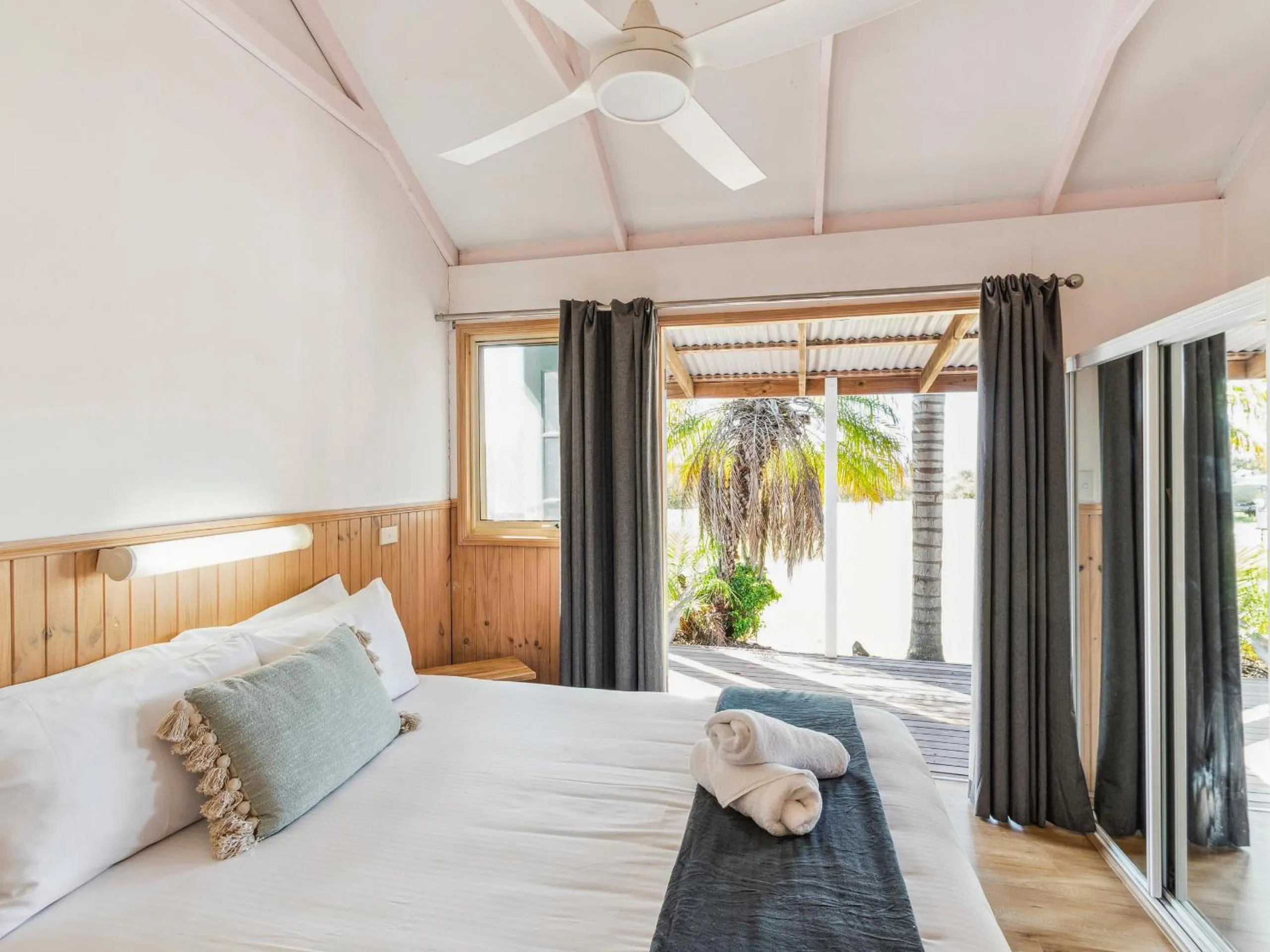 Bedroom, Bed in Batemans Bay Marina Resort