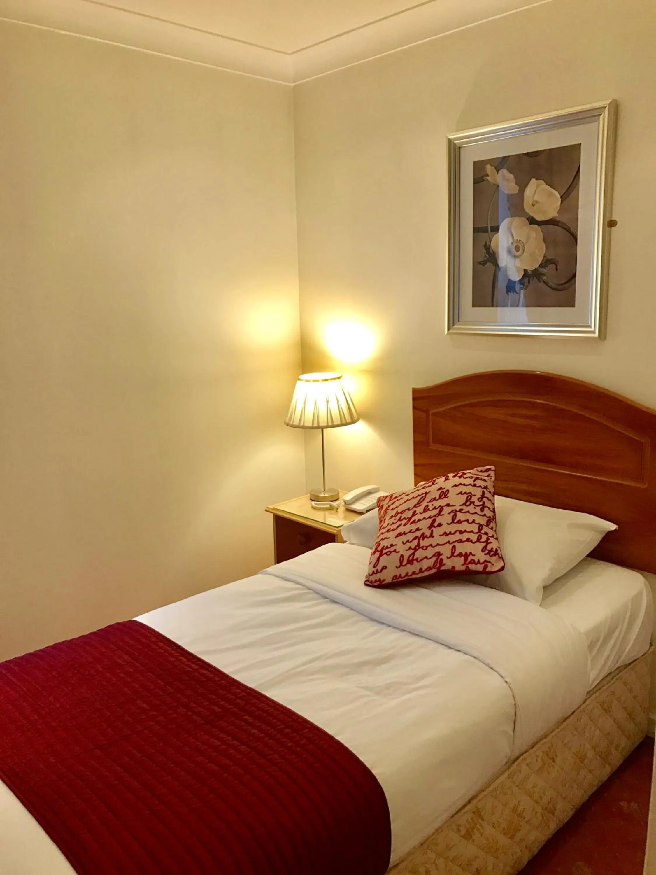 Bedroom, Bed in Dergvale Hotel