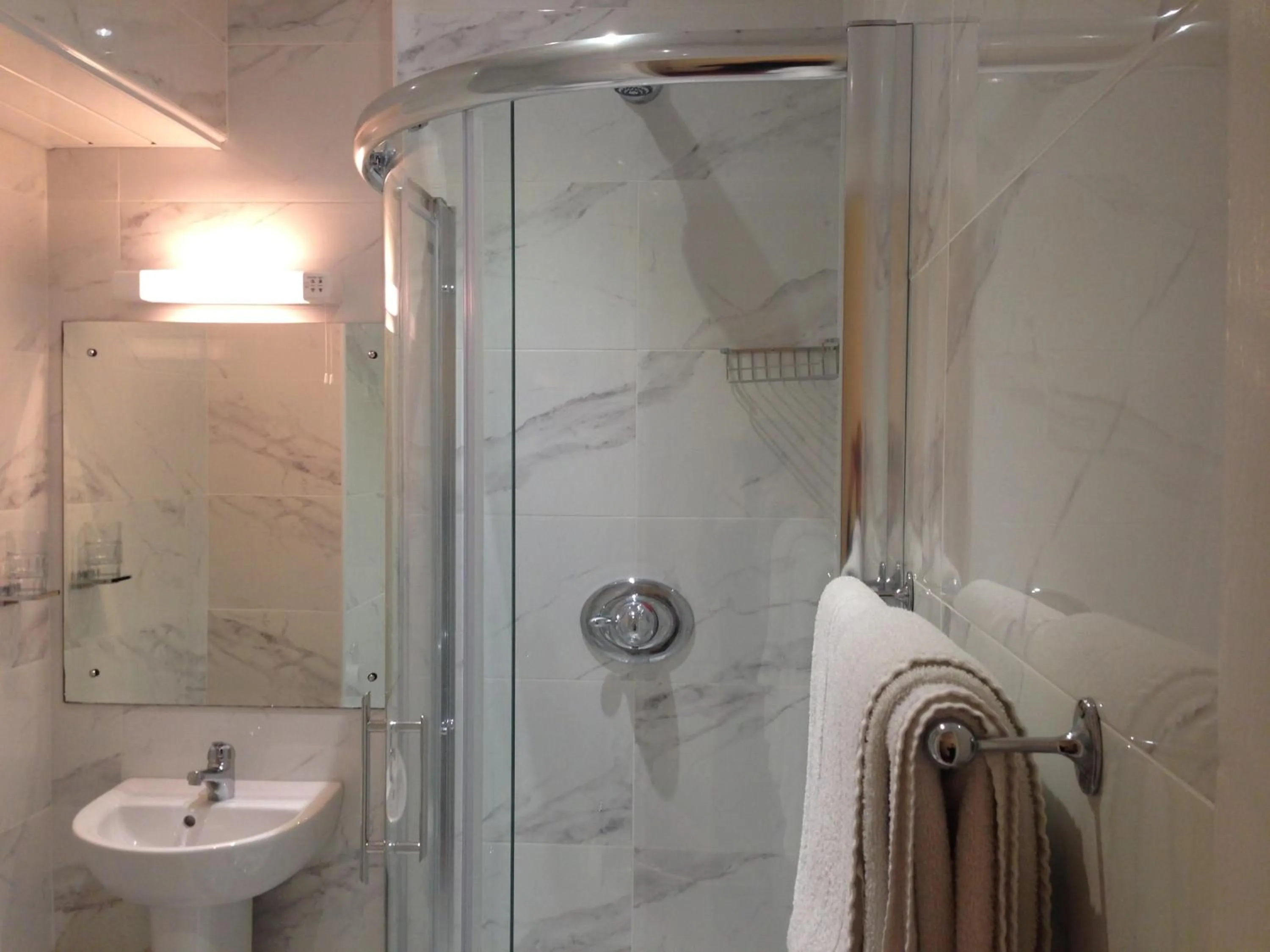 Bathroom in Dergvale Hotel