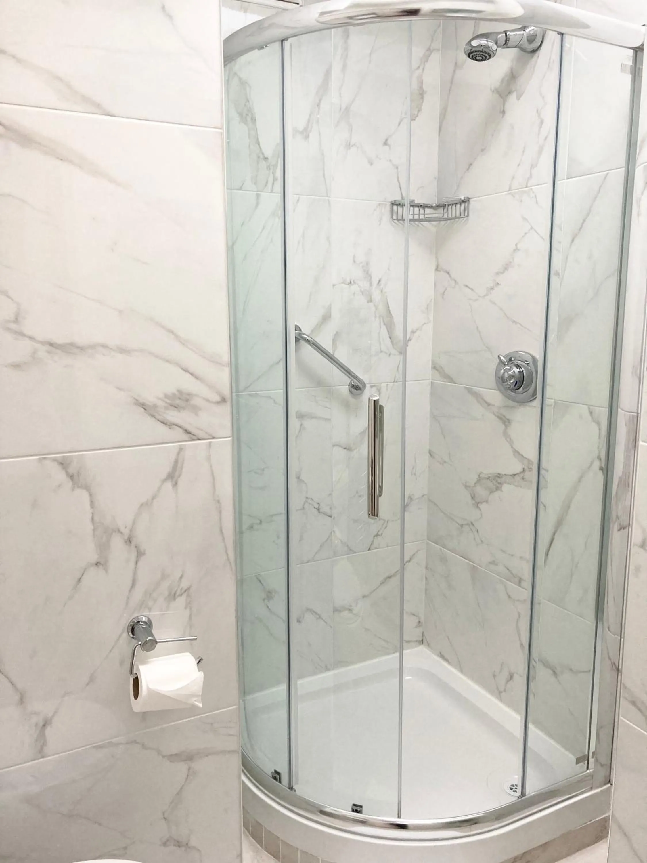 Bathroom in Dergvale Hotel