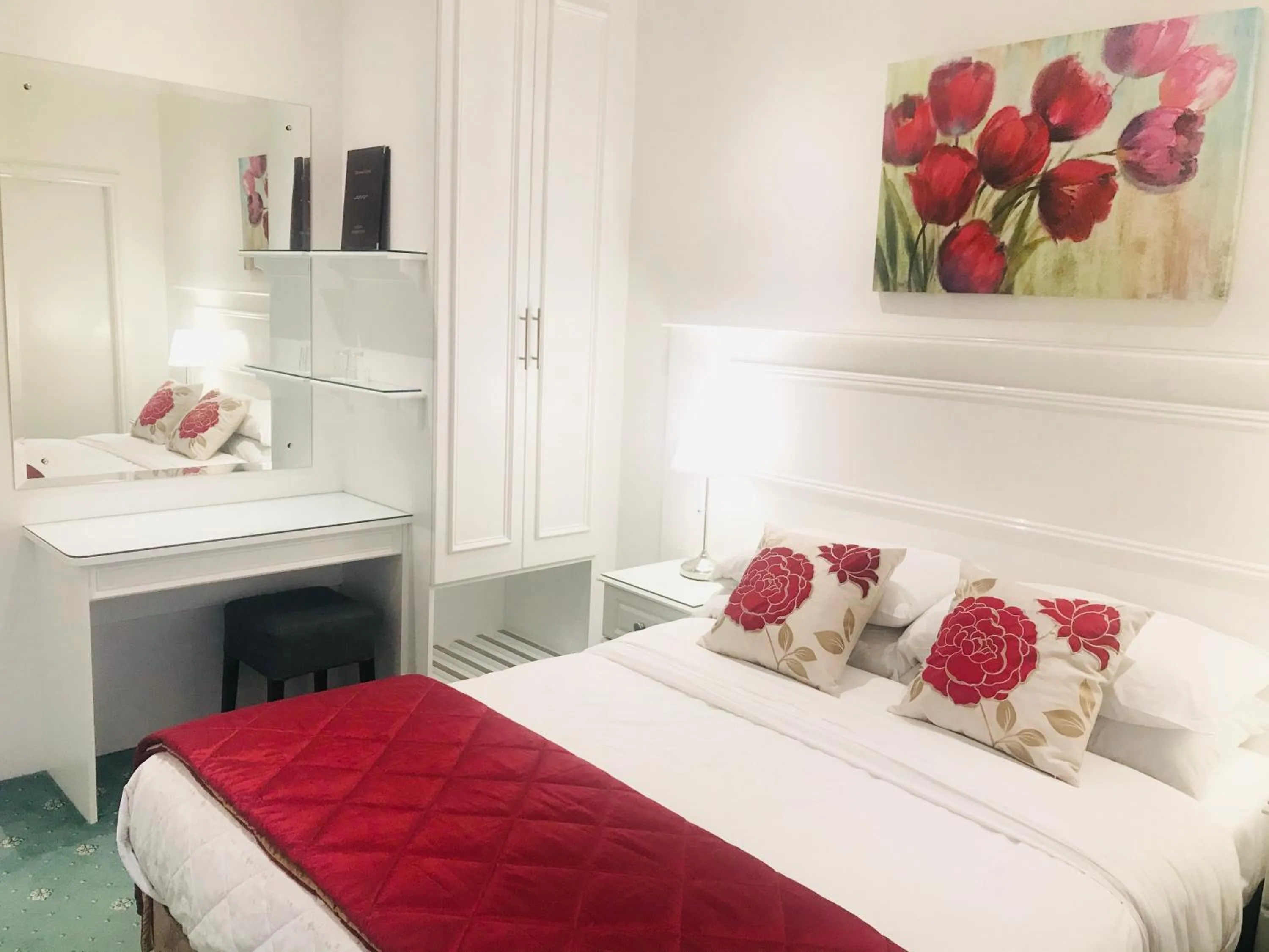 Bedroom, Bed in Dergvale Hotel