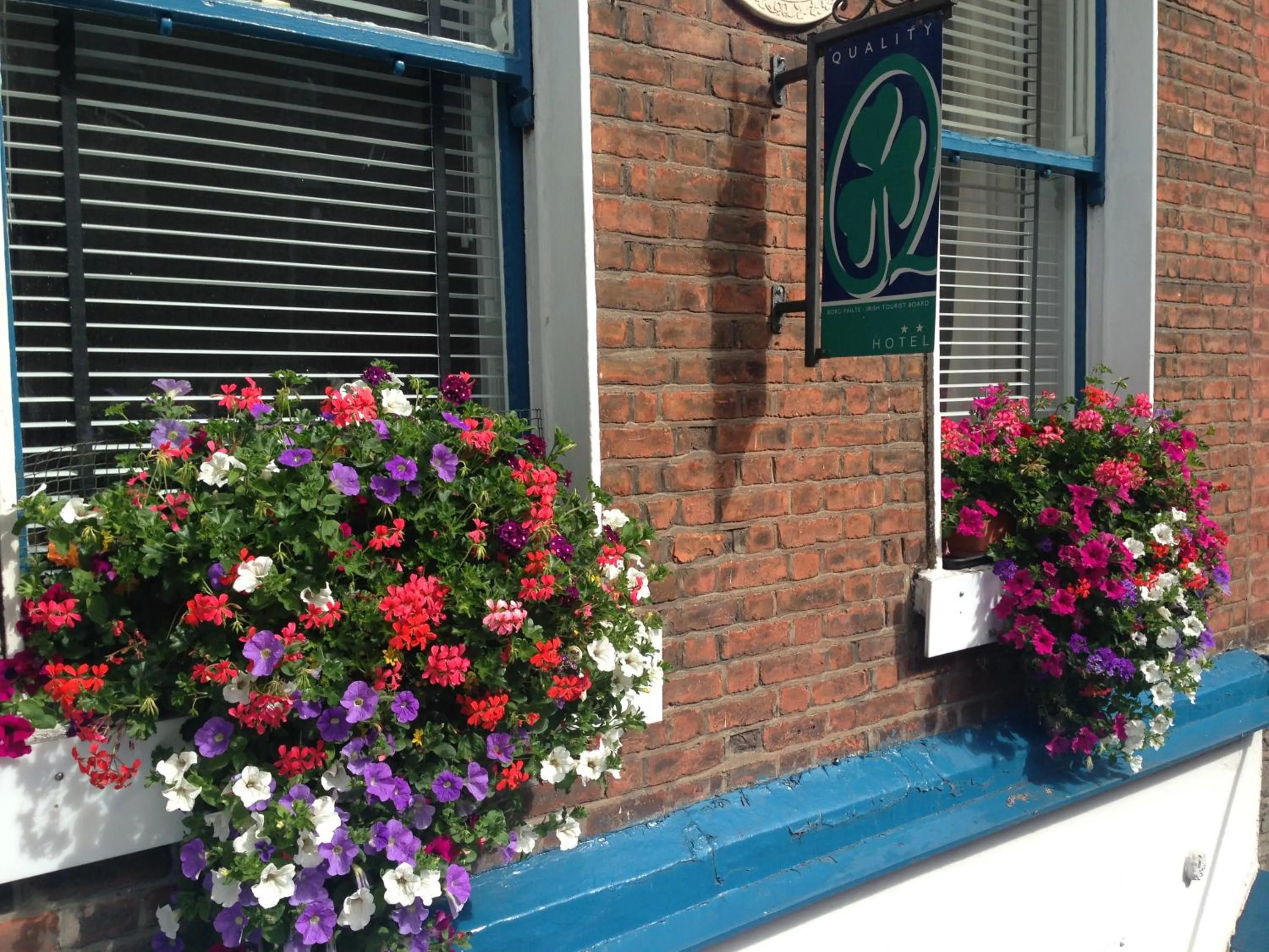 Facade/entrance in Dergvale Hotel