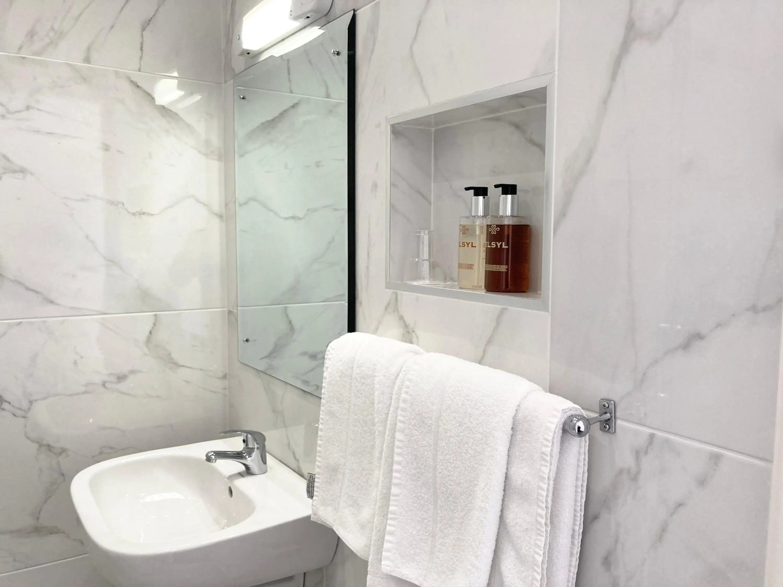 Bathroom in Dergvale Hotel