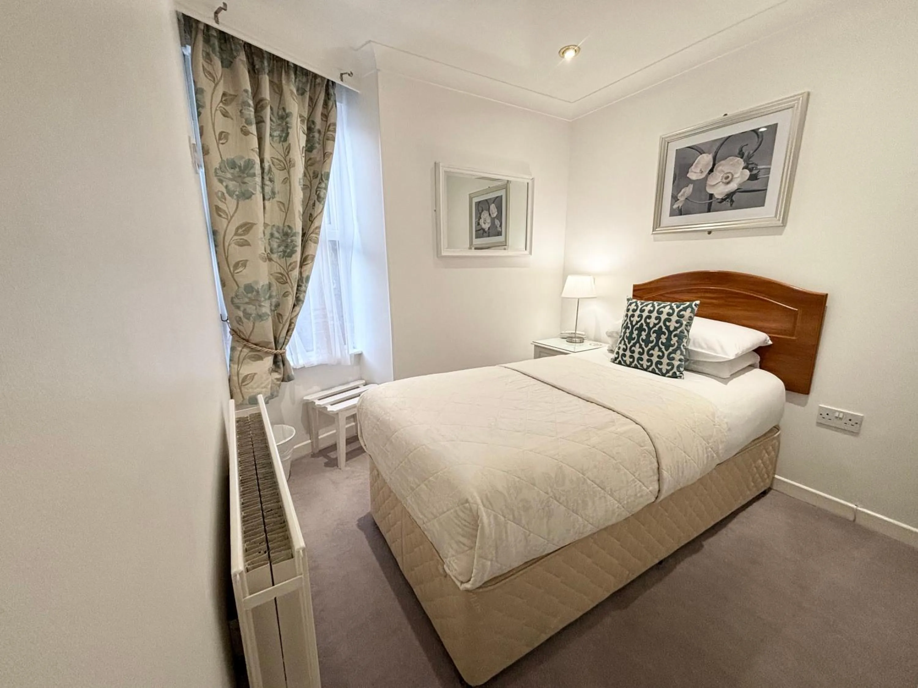 Bedroom, Bed in Dergvale Hotel