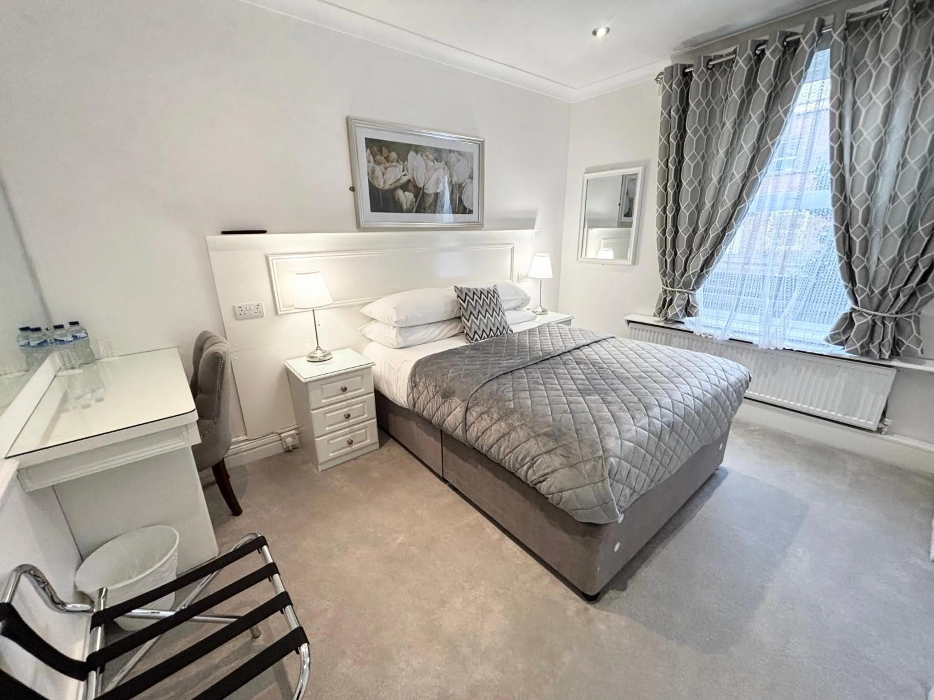 Bedroom, Bed in Dergvale Hotel