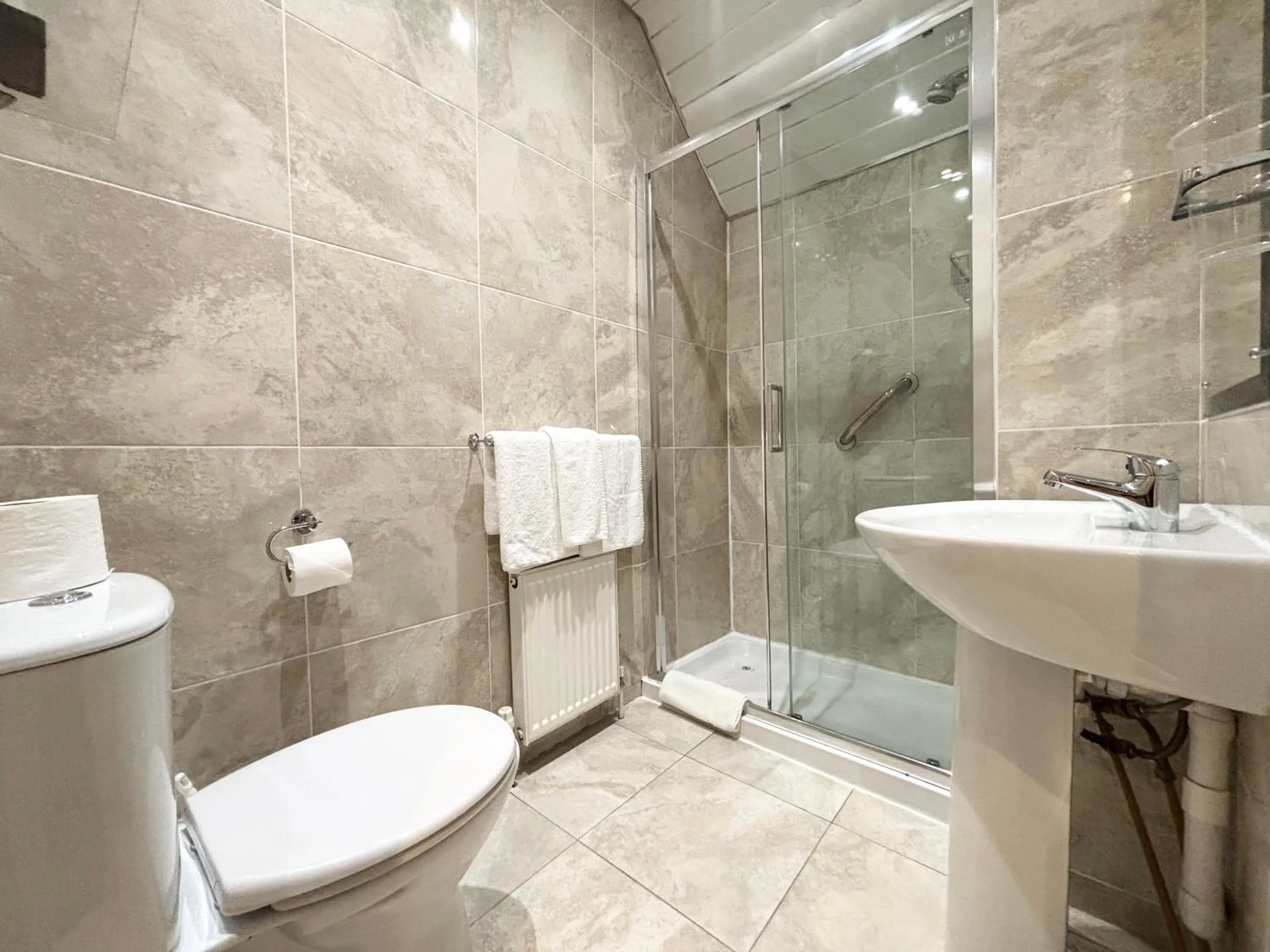 Bathroom in Dergvale Hotel