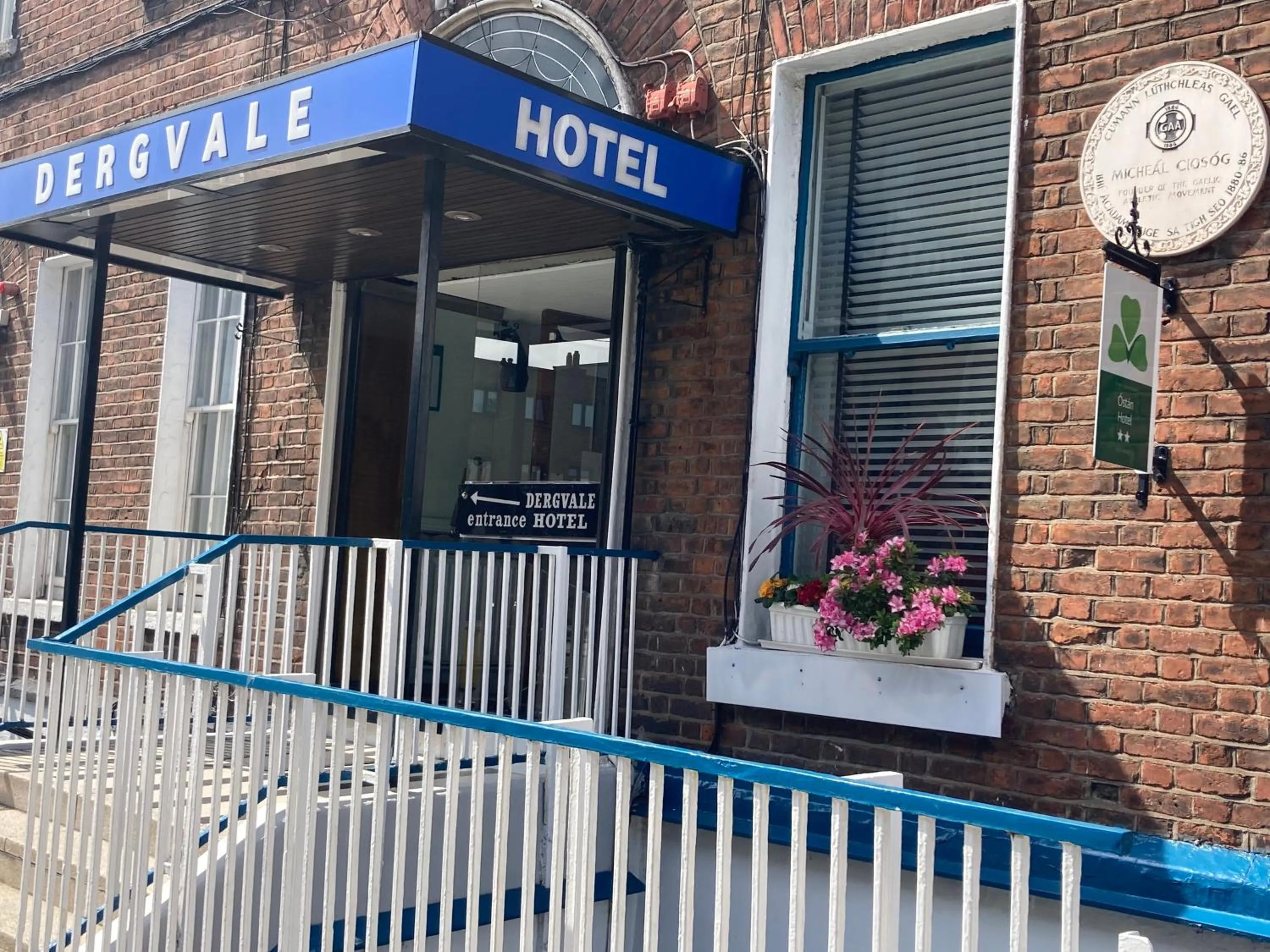 Facade/entrance in Dergvale Hotel