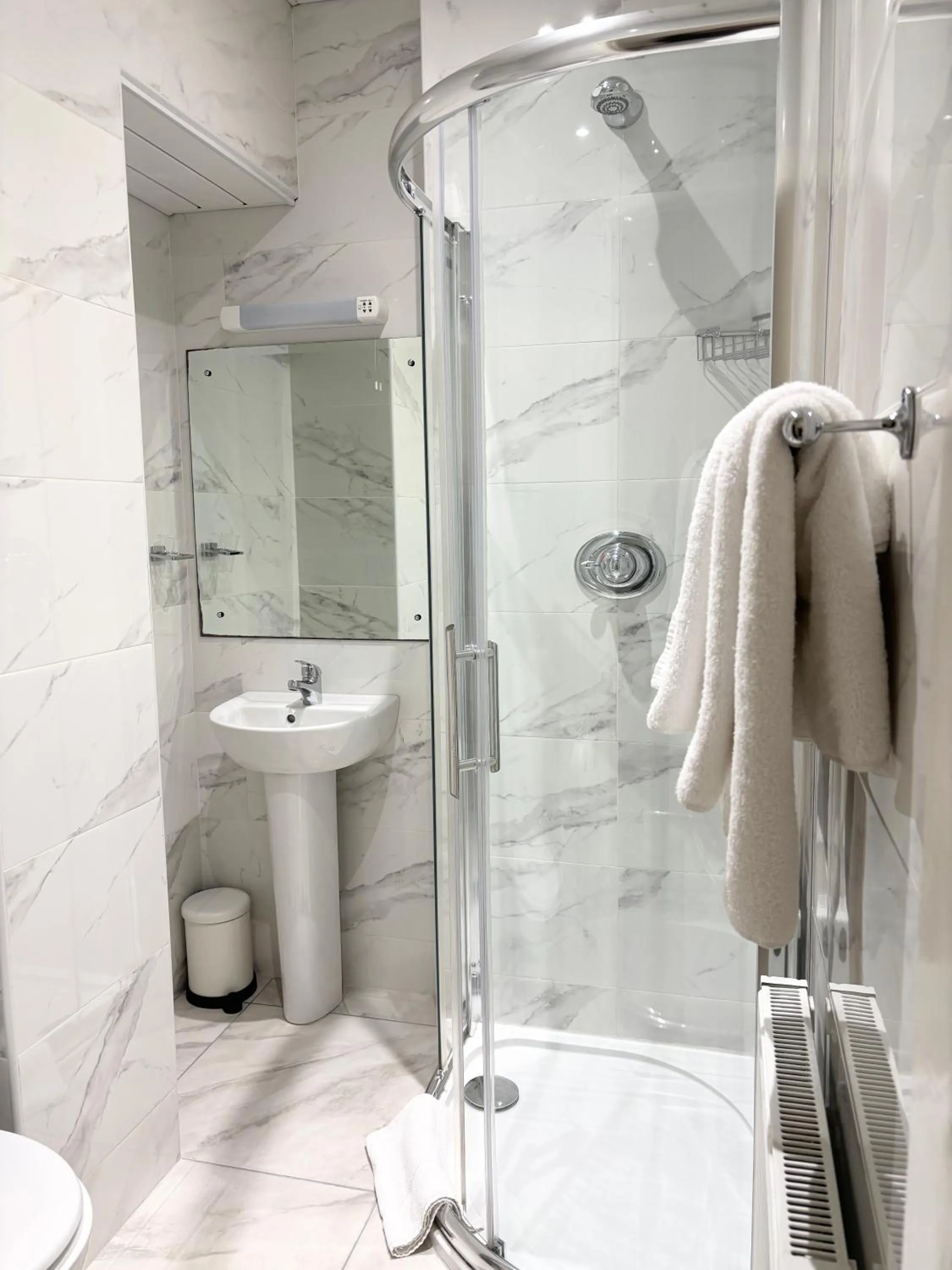 Bathroom in Dergvale Hotel