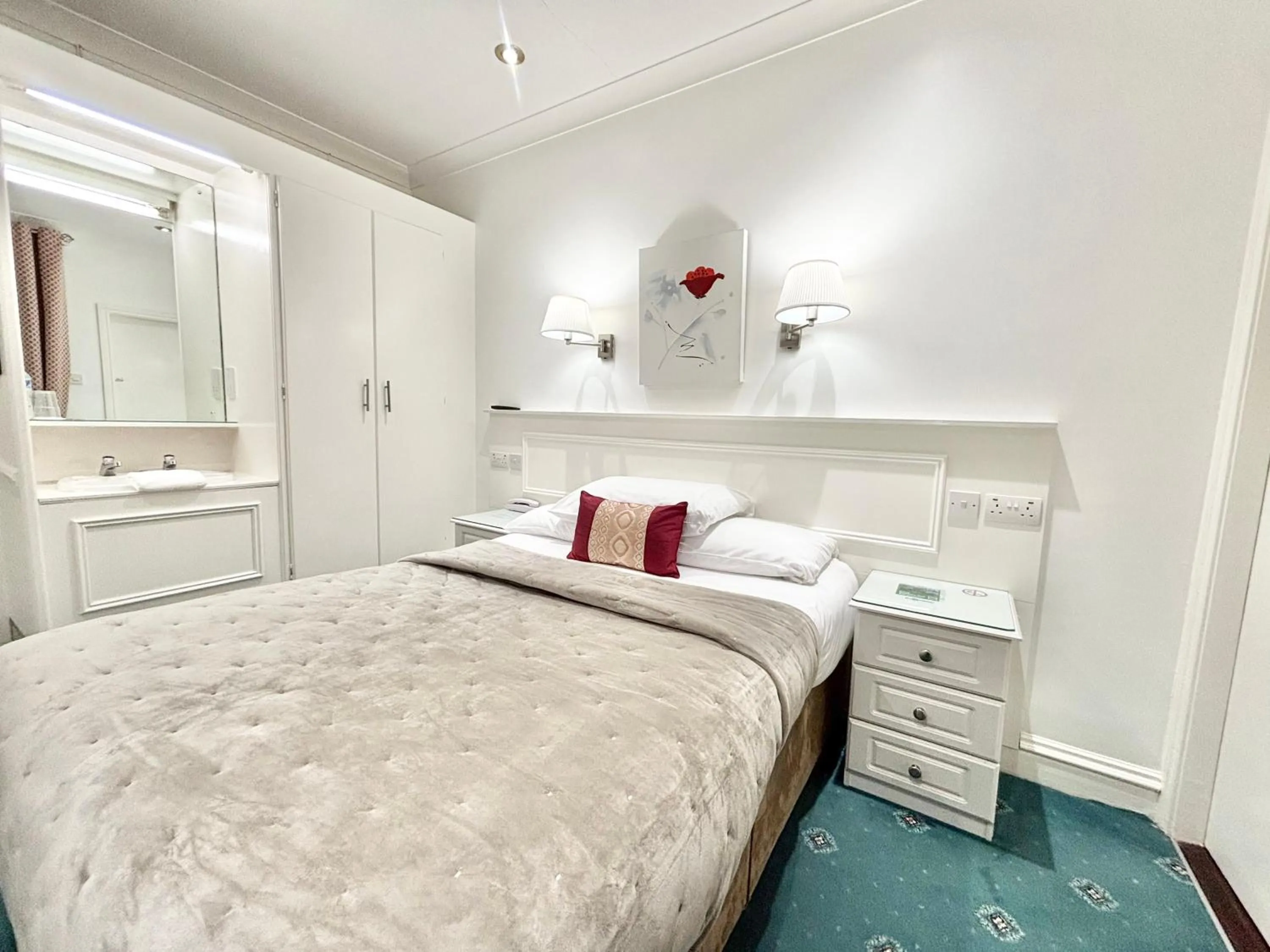 Bedroom, Bed in Dergvale Hotel