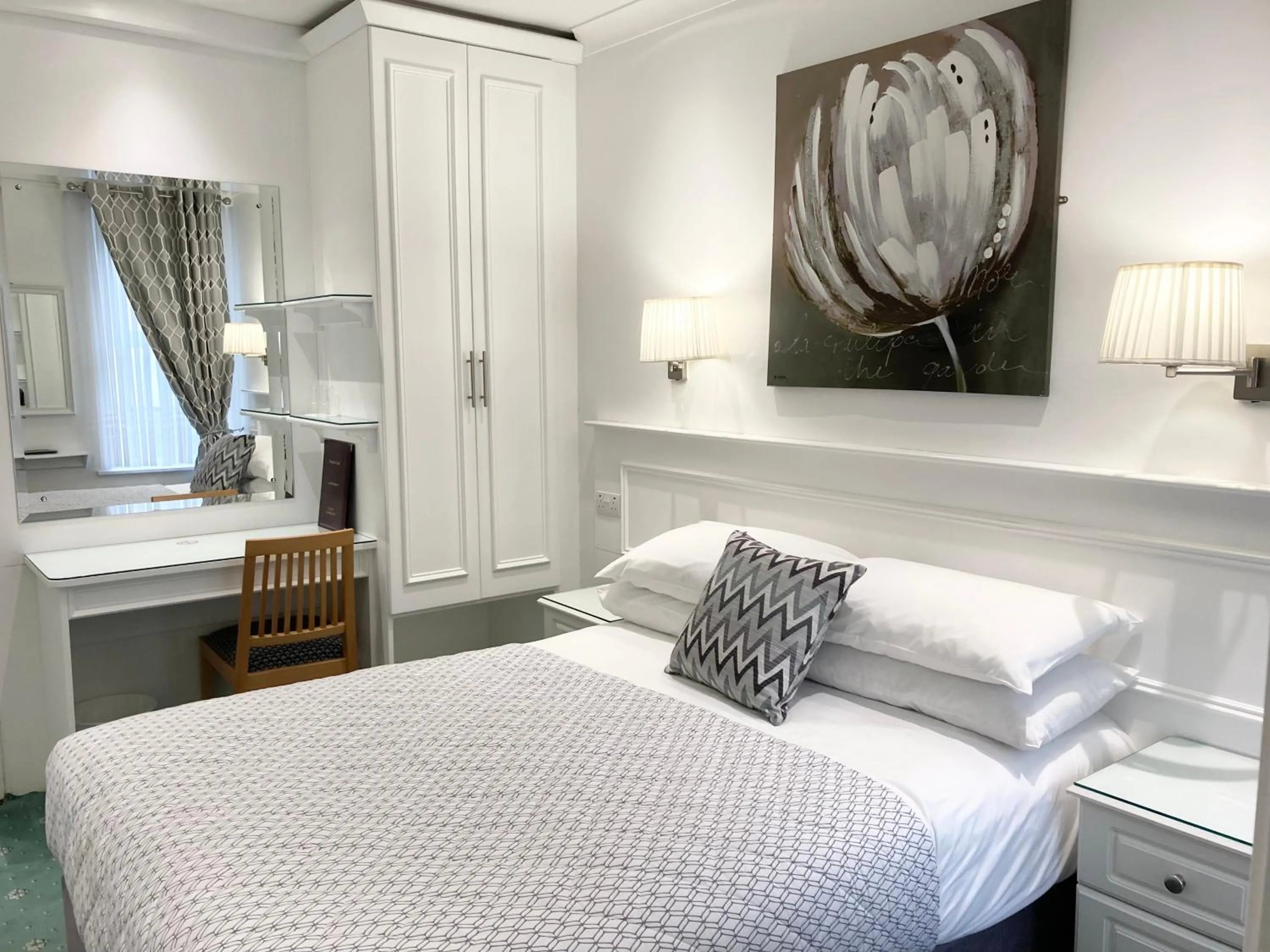 Bedroom, Bed in Dergvale Hotel