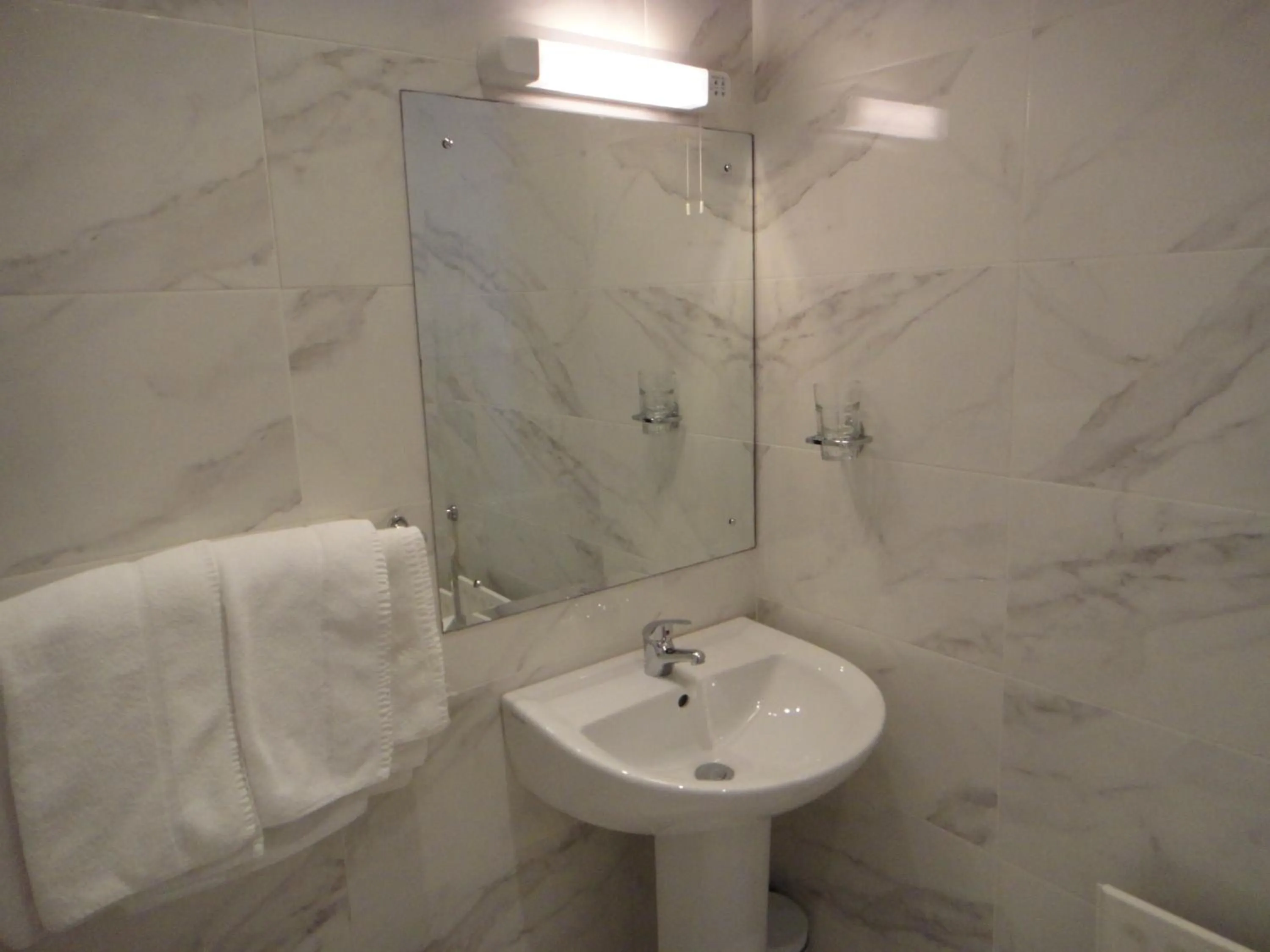 Bathroom in Dergvale Hotel