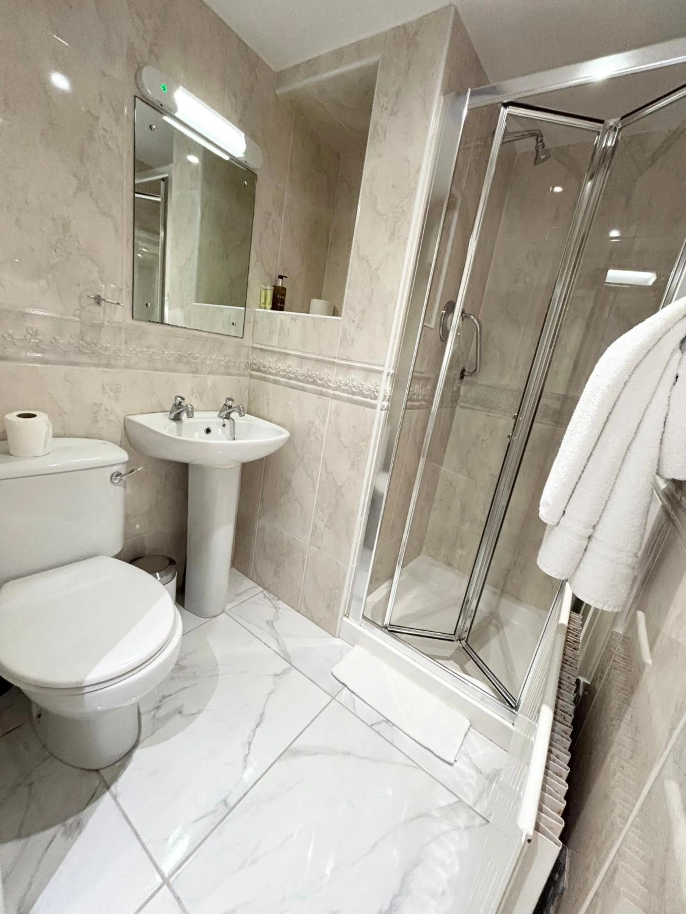 Bathroom in Dergvale Hotel