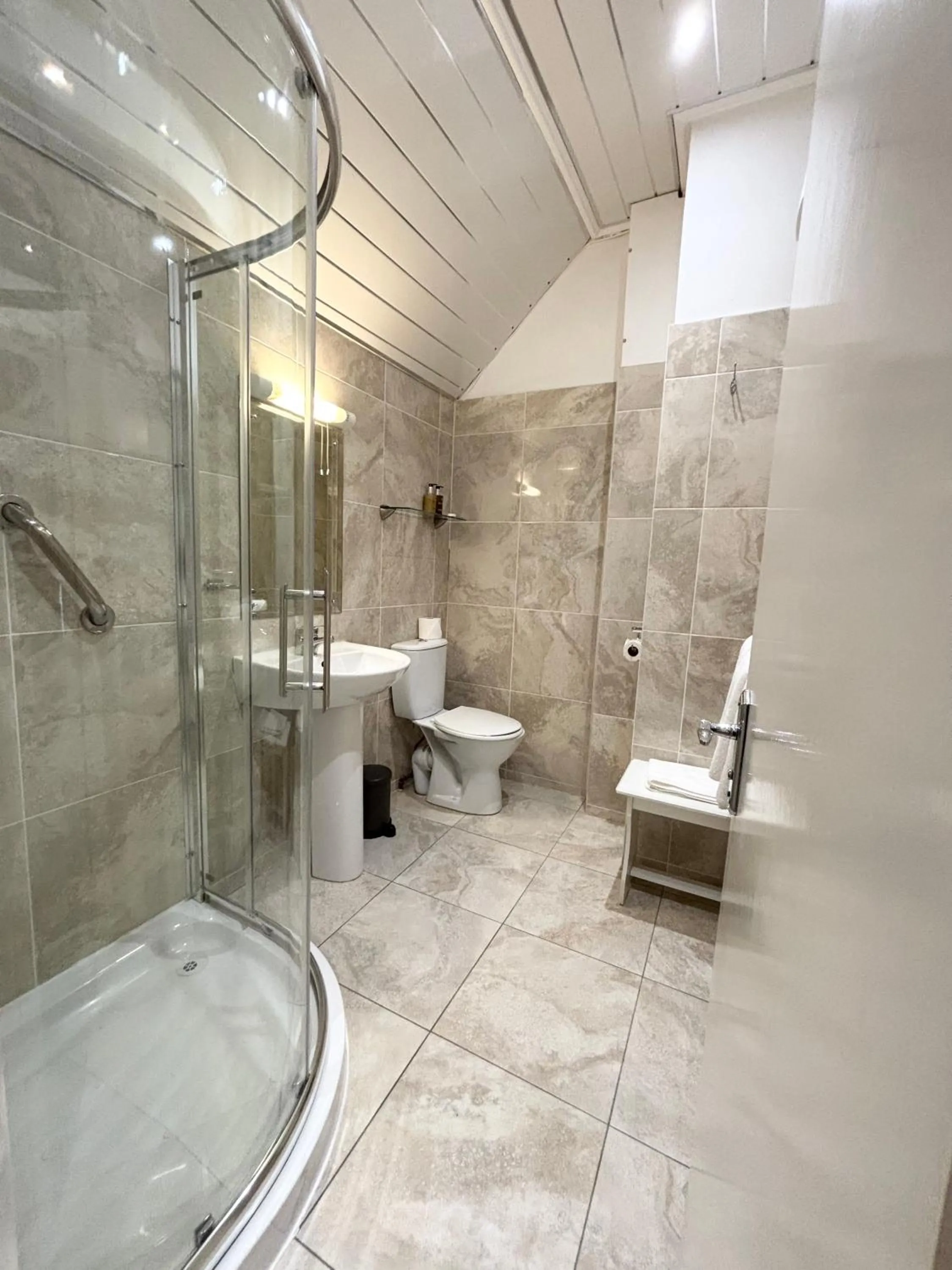 Bathroom in Dergvale Hotel