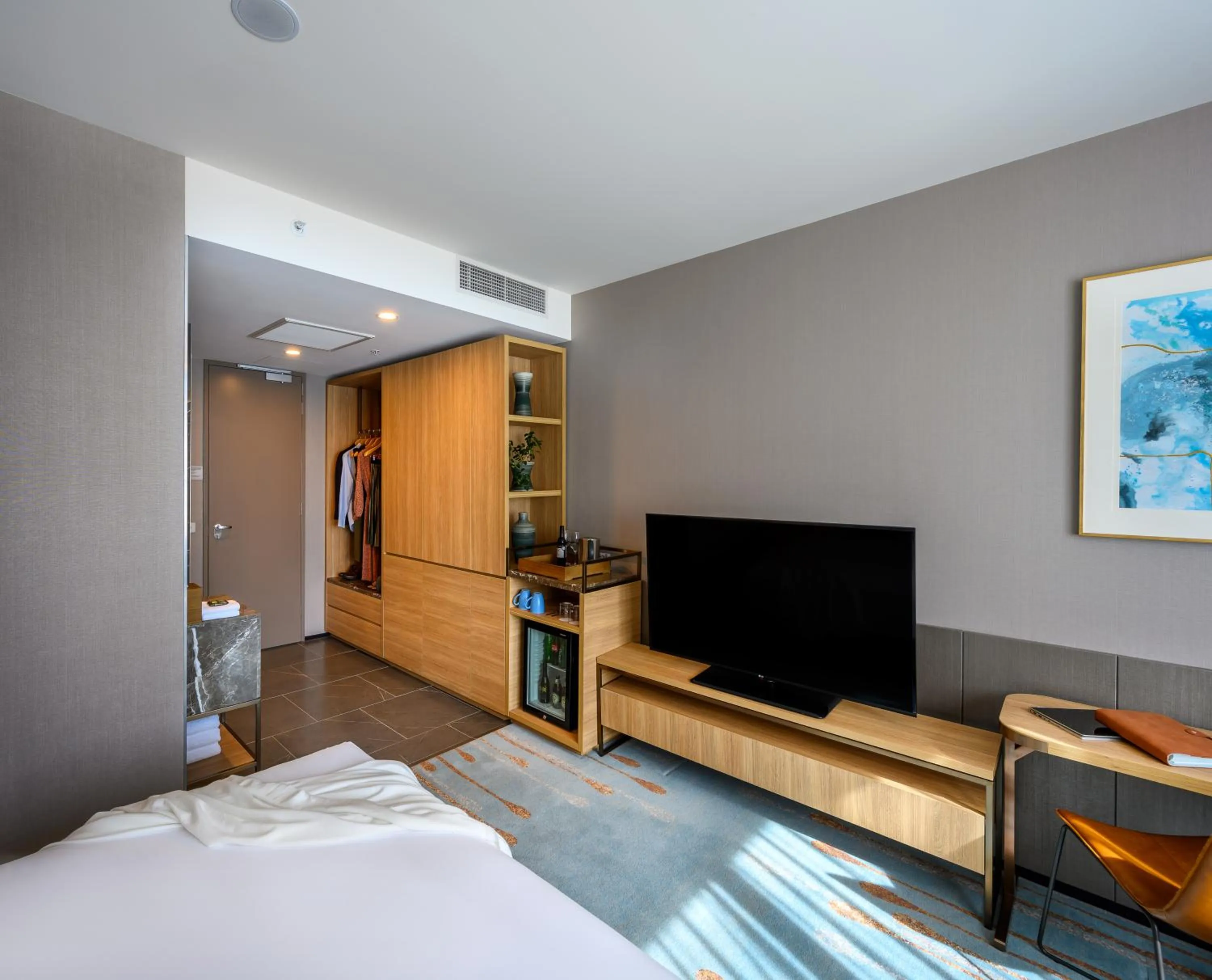 Communal lounge/ TV room, Bed in Novotel Melbourne Central