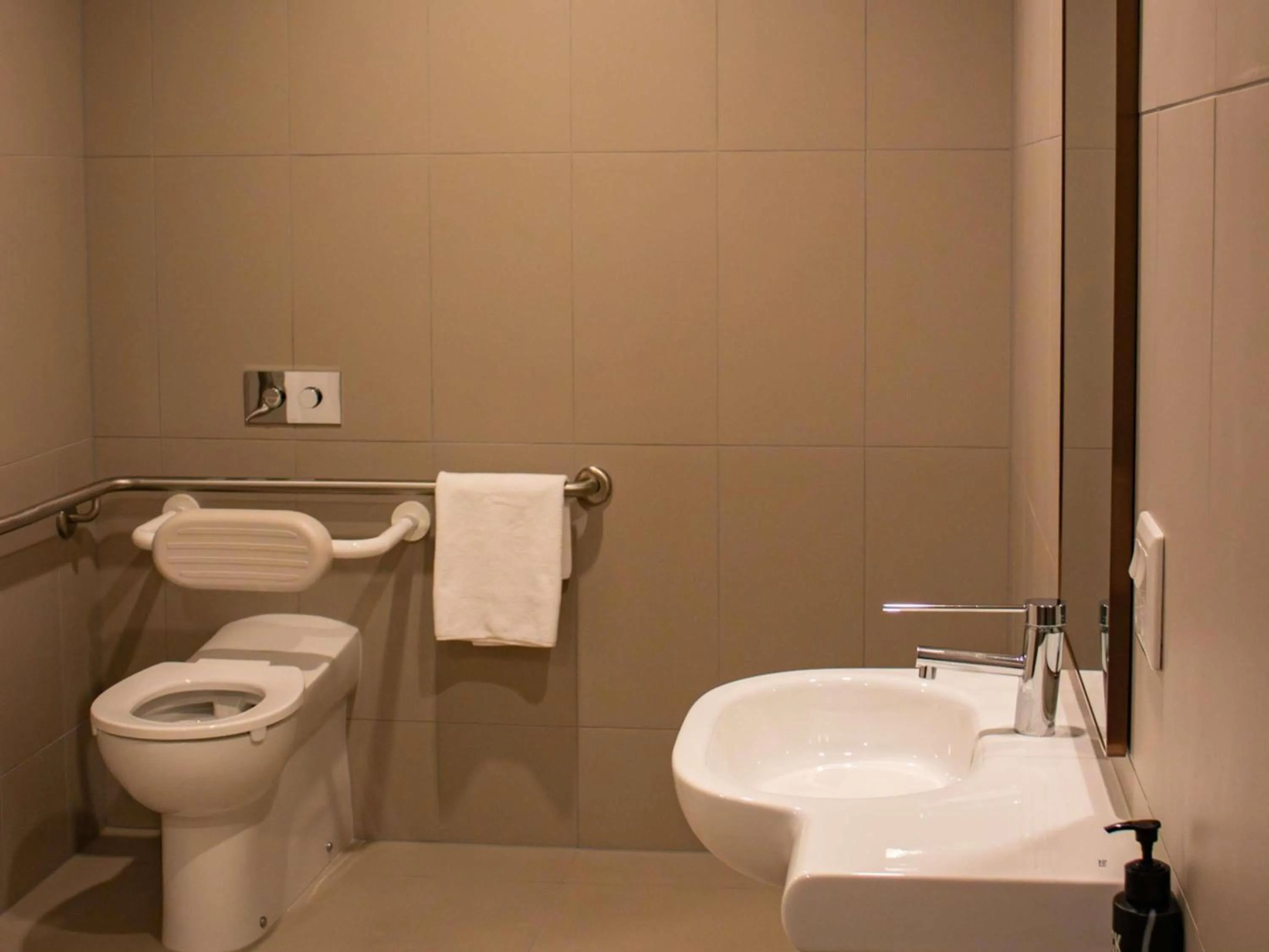 Bedroom in ibis Melbourne Central