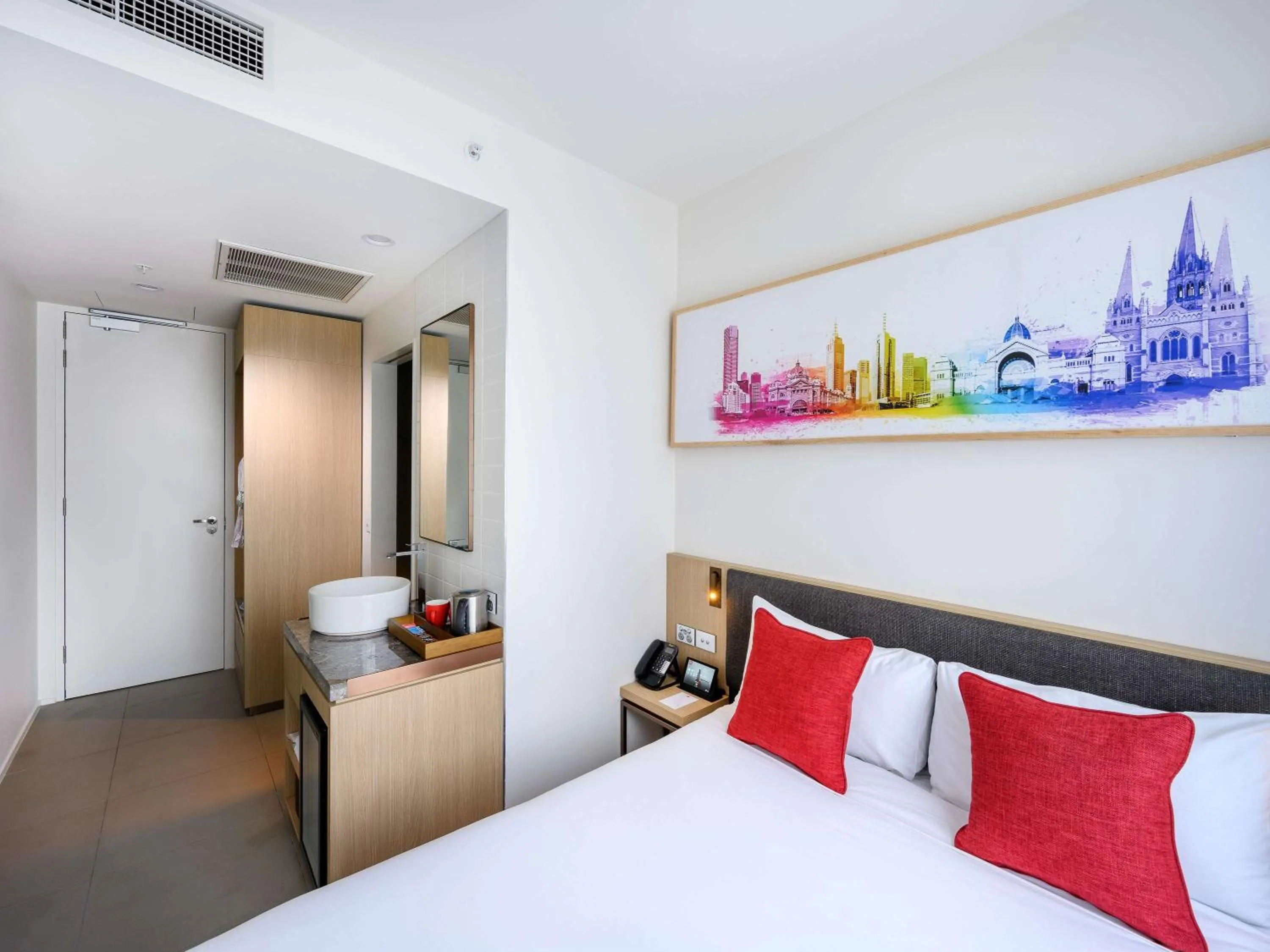 Photo of the whole room, Bed in ibis Melbourne Central