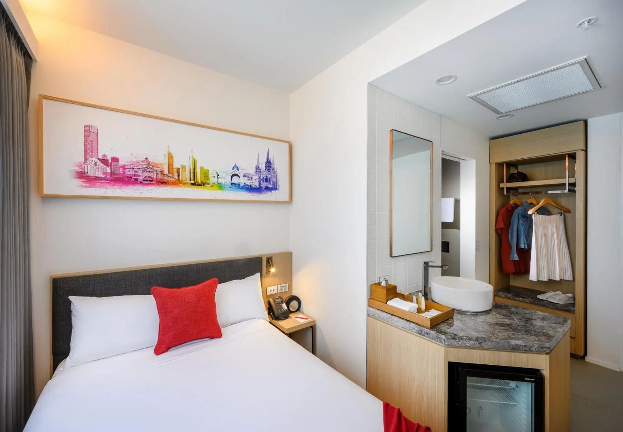 Photo of the whole room, Bed in ibis Melbourne Central